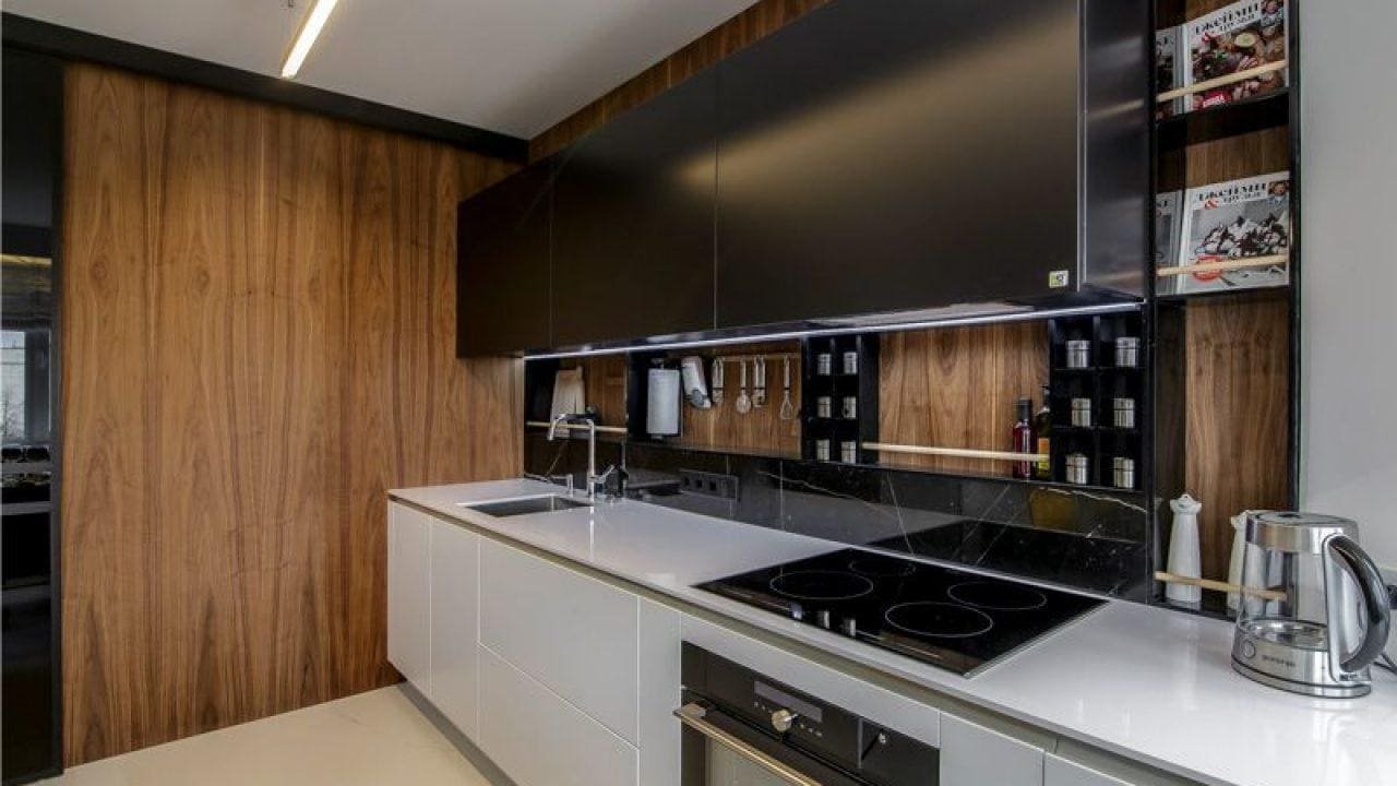 Дизайн кухни с панелями. МДФ панели для кухни. Стеновые панели для кухни. Стеновые панели в интерьере кухни. Функциональный кухонный фартук.