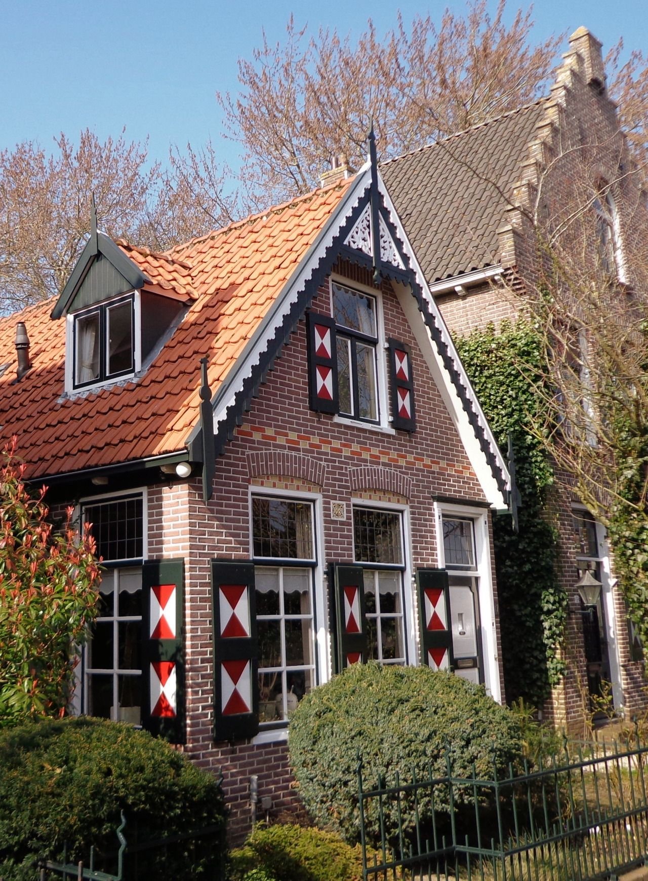 Голландский дом отзывы. Голландия Холланд. Олд Хаус голландский домик. Архитектура Амстердама. Фасад в голландском стиле.