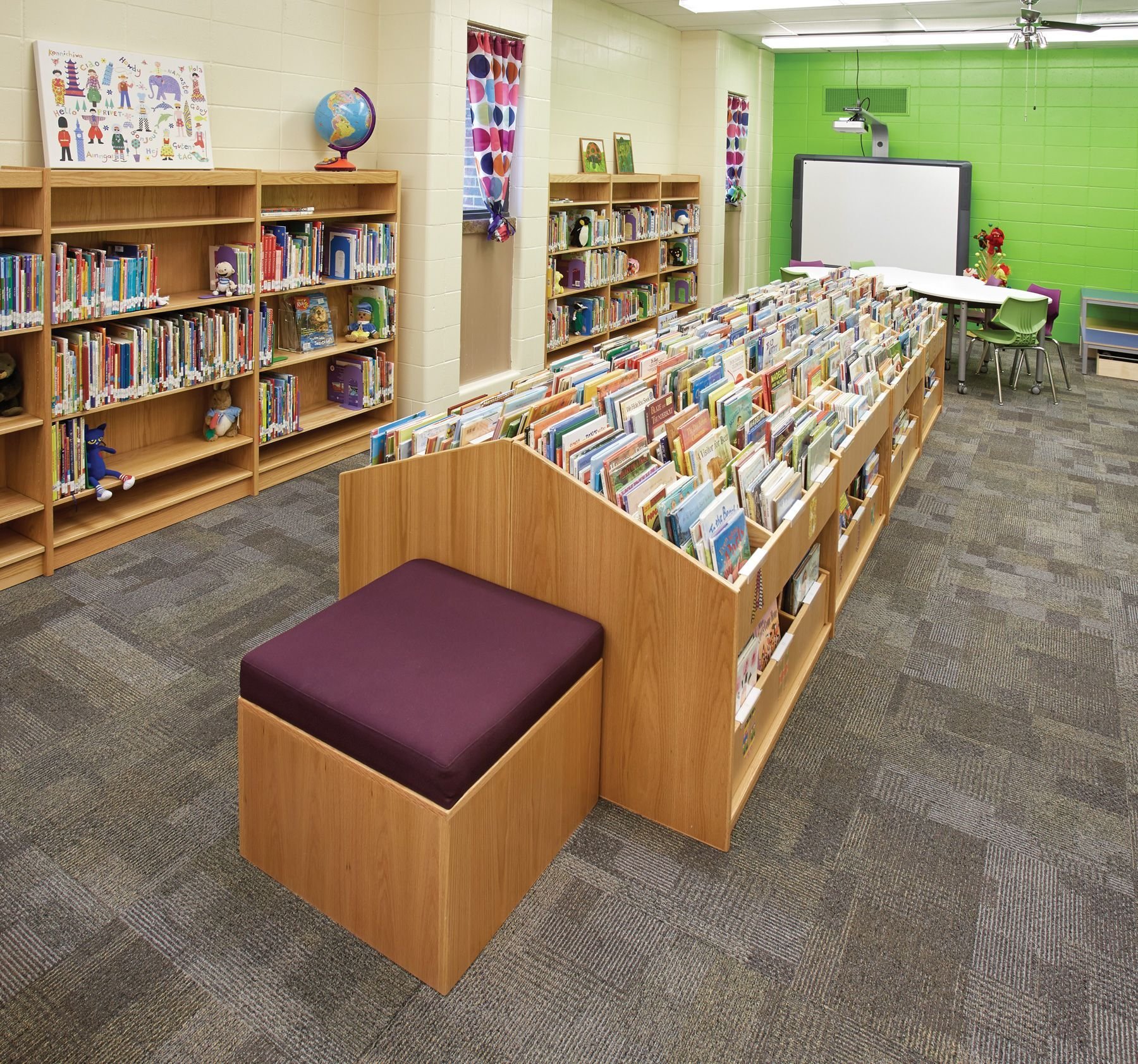 Первый класс в библиотеке. Библиотека в школе. Интерьер библиотеки в школе. Мебель для школьной библиотеки. Стеллажи для школьной библиотеки.