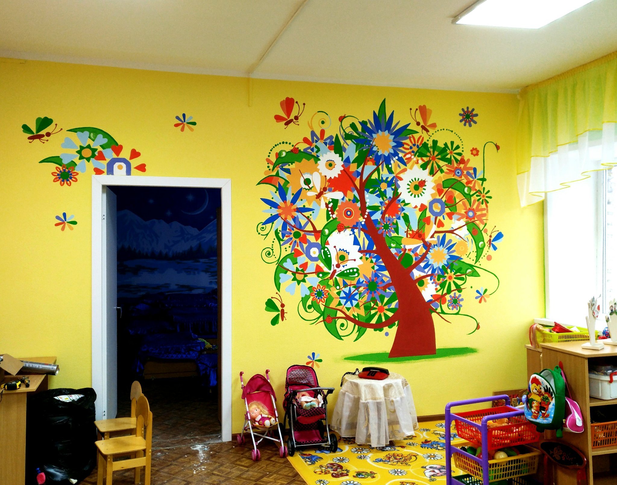Как можно оформить группу. Украсить стену в детском саду. Интерьер стен в детском саду в группе. Расписать стены в детском саду. Красивые стены в детском саду.