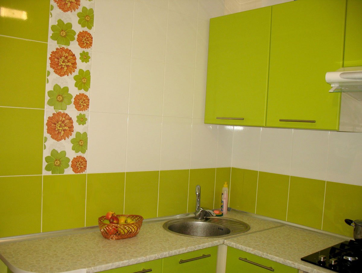 Подобрать плитку кухни. Зеленая плитка на кухне. Зеленая плитка для кухни на фартук. Кухня с салатовым кафелем. Желтый и зеленый плитка на кухне.