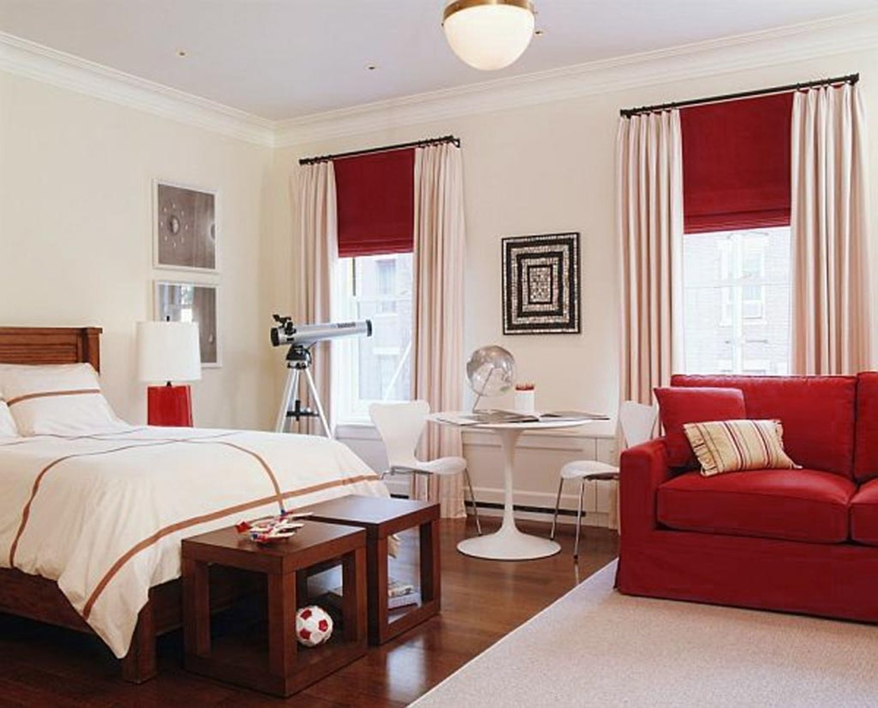Комната с тремя окнами. Комната с двумя окнами. Спальня в красных тонах. Шторы в интерьере. Красный интерьер комнаты.
