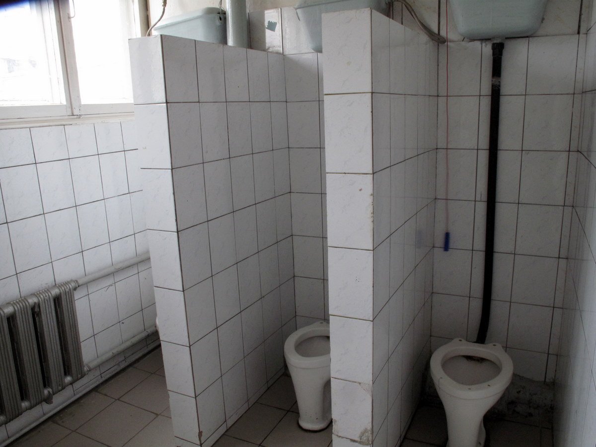 Школа без туалета. Туалет в школе. Старые туалеты в школах. Туалет без перегородок. Туалетная комната в школе.