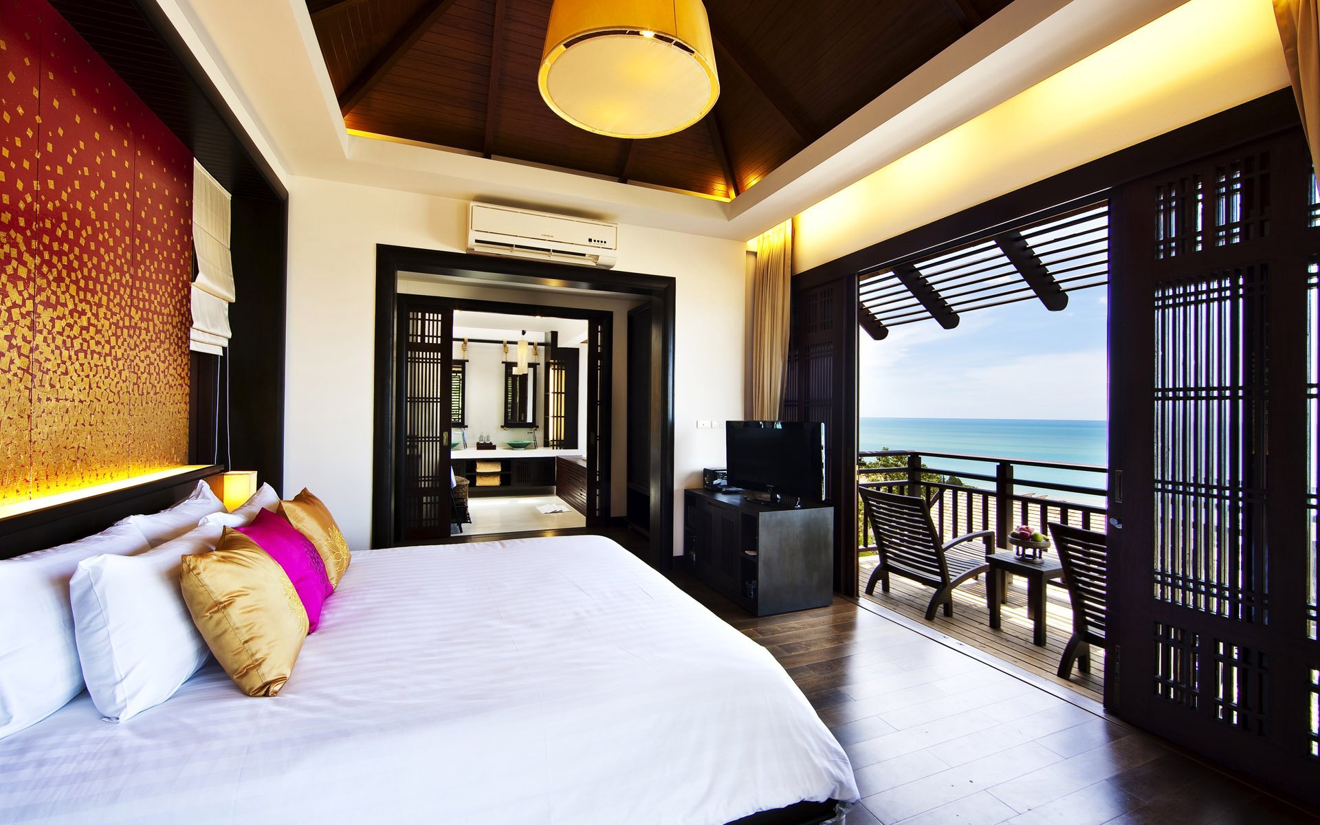 Тайцы квартиры. Комната в тайском стиле. Спальня в тайском стиле. Тайский стиль в интерьере квартиры. Кровать в тайском стиле.