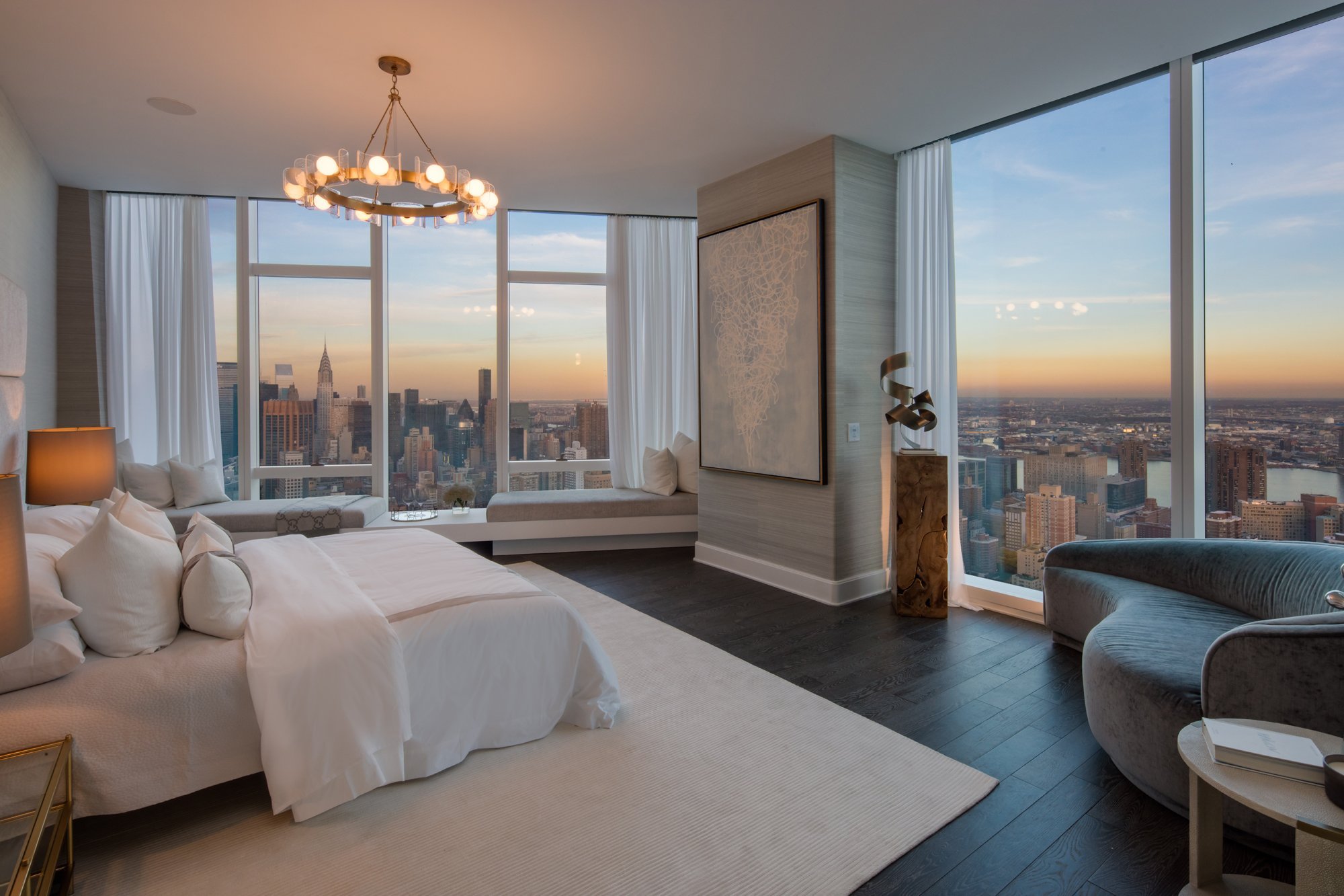 Виды квартир. Мэдисон сквер Тауэр пентхаус в Нью-Йорке 2020. Нью-Йорк Манхэттен квартиры с панорамными окнами. Олимпик Тауэр в Нью-Йорке квартиры. Спальня в пентхаусе в Нью Йорке.