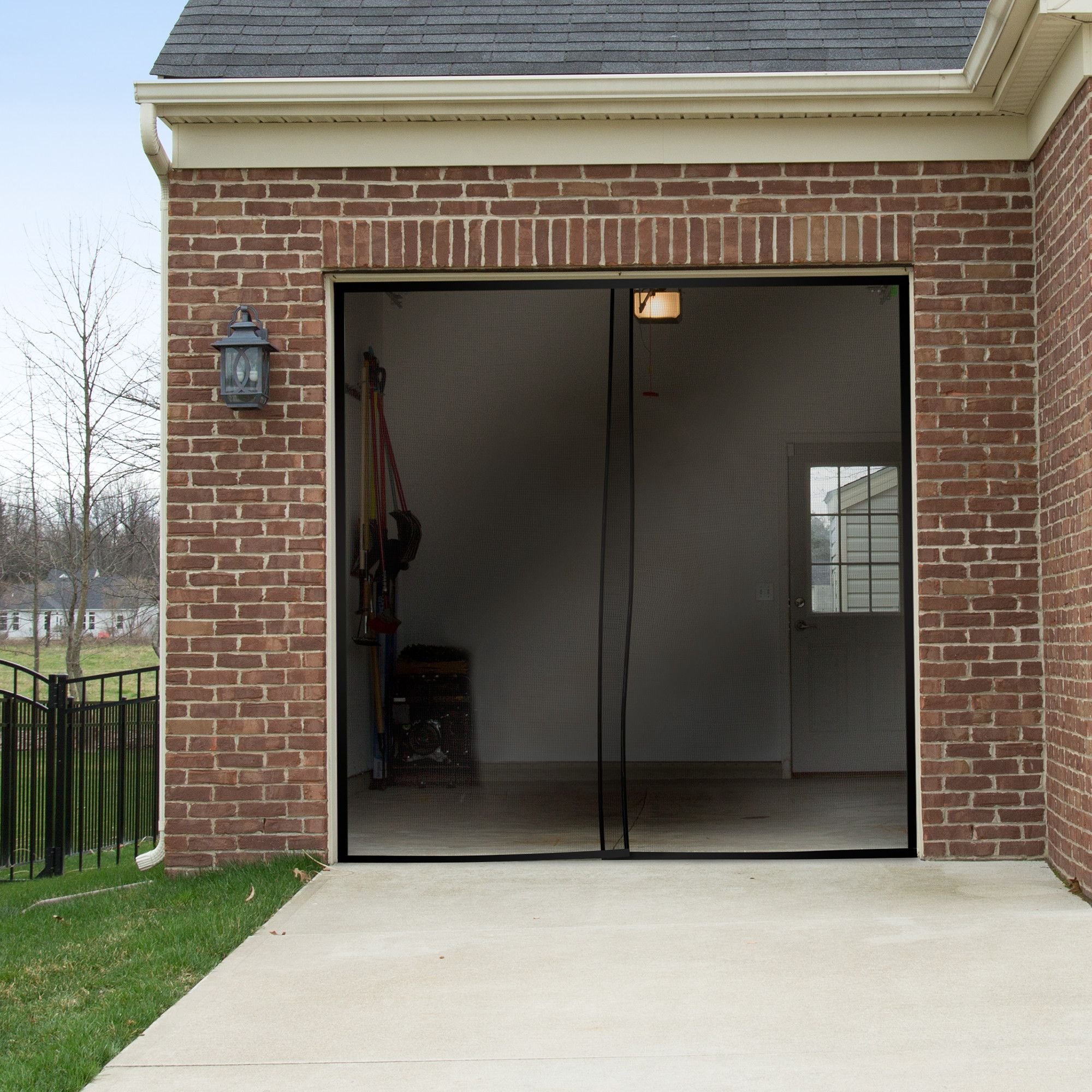 Двери в гараж. Гаражная дверь. Дверь из гаража в дом. Металлопластиковые двери для гаража. Двери уличные для гаража.