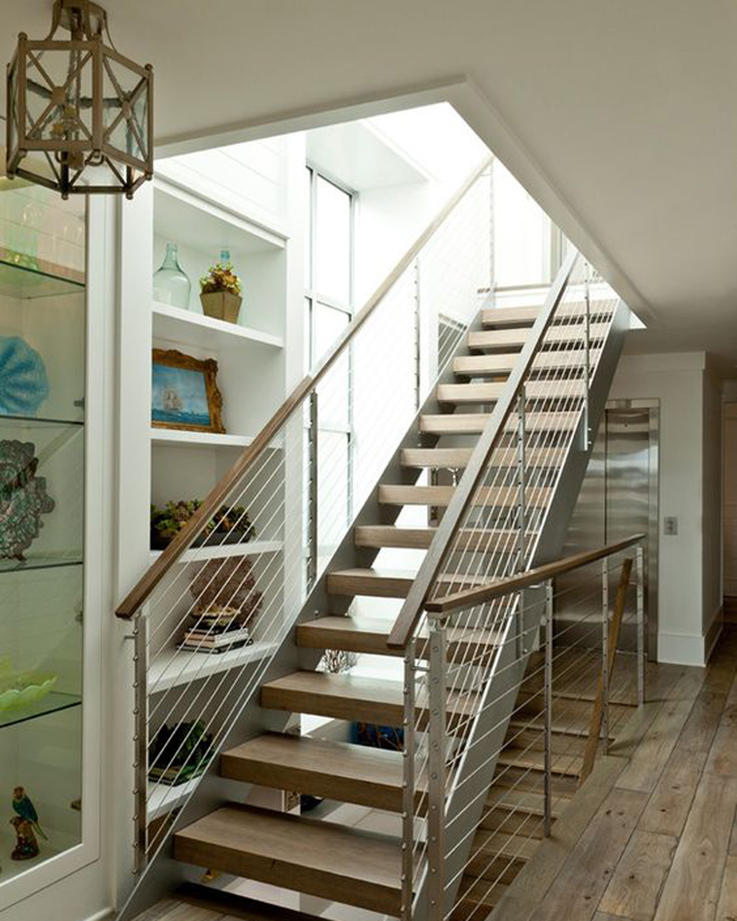 Морская лестница. Лестница в коттедже. Красивые лестницы в загородных домах. Лестница в маленьком доме. Лестница в центре комнаты.