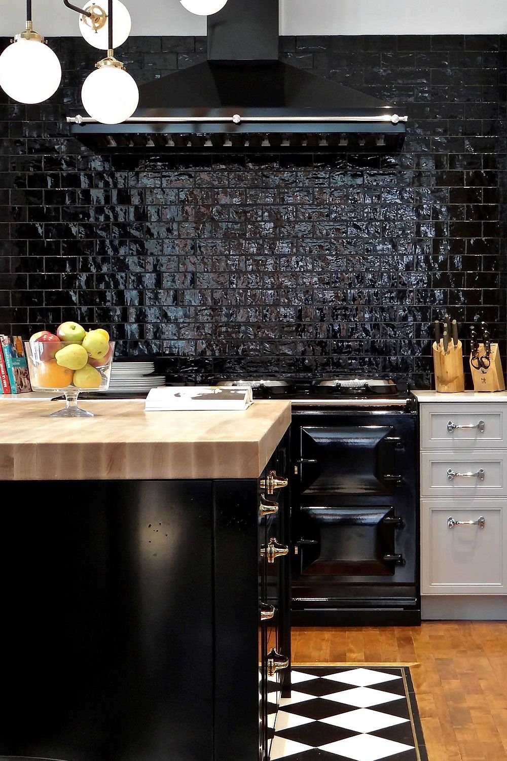 Черная плитка на кухне. Черный кафель на кухне. Кухня дизайн. Черная плитка на кухне красивая.