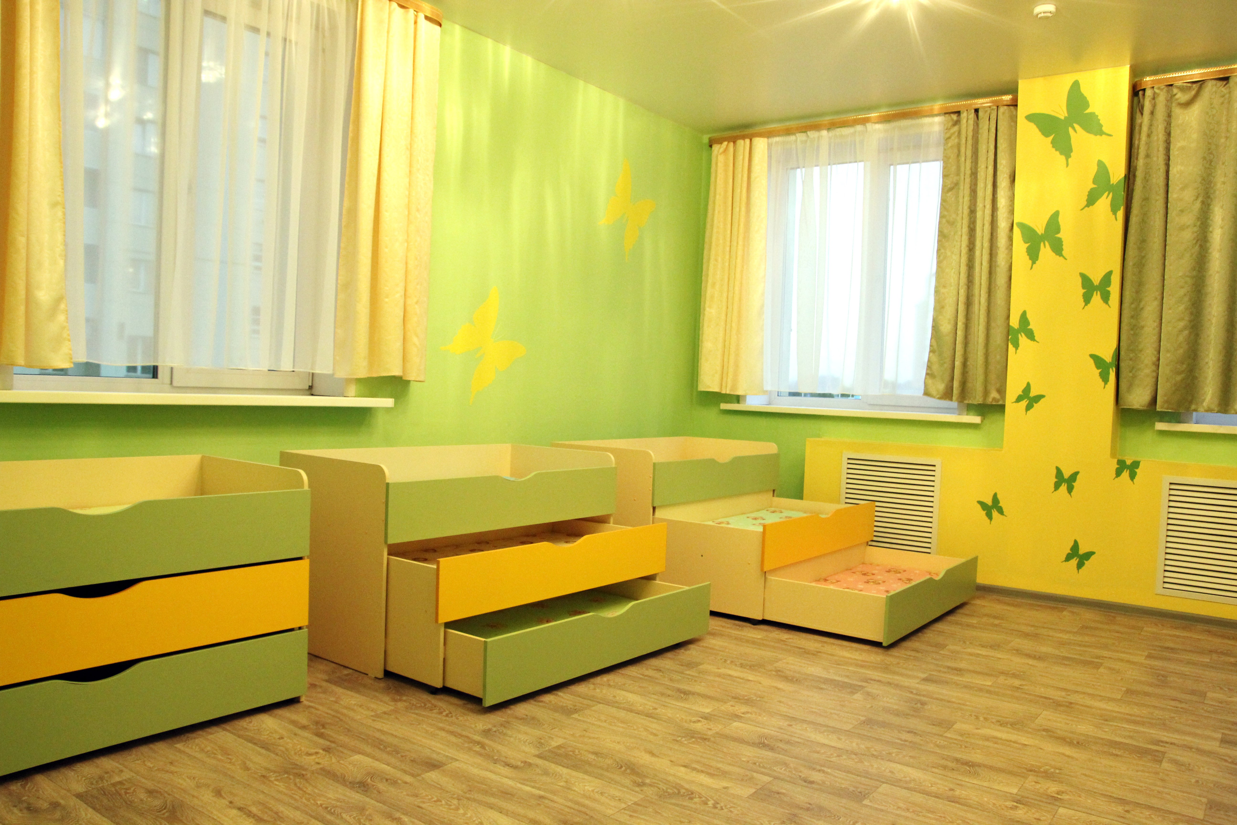 Оформление яслей. Цвет стен в детском саду. Мебель для детсада. Спальня в детском саду. Цвет стен в детском саду в группе.