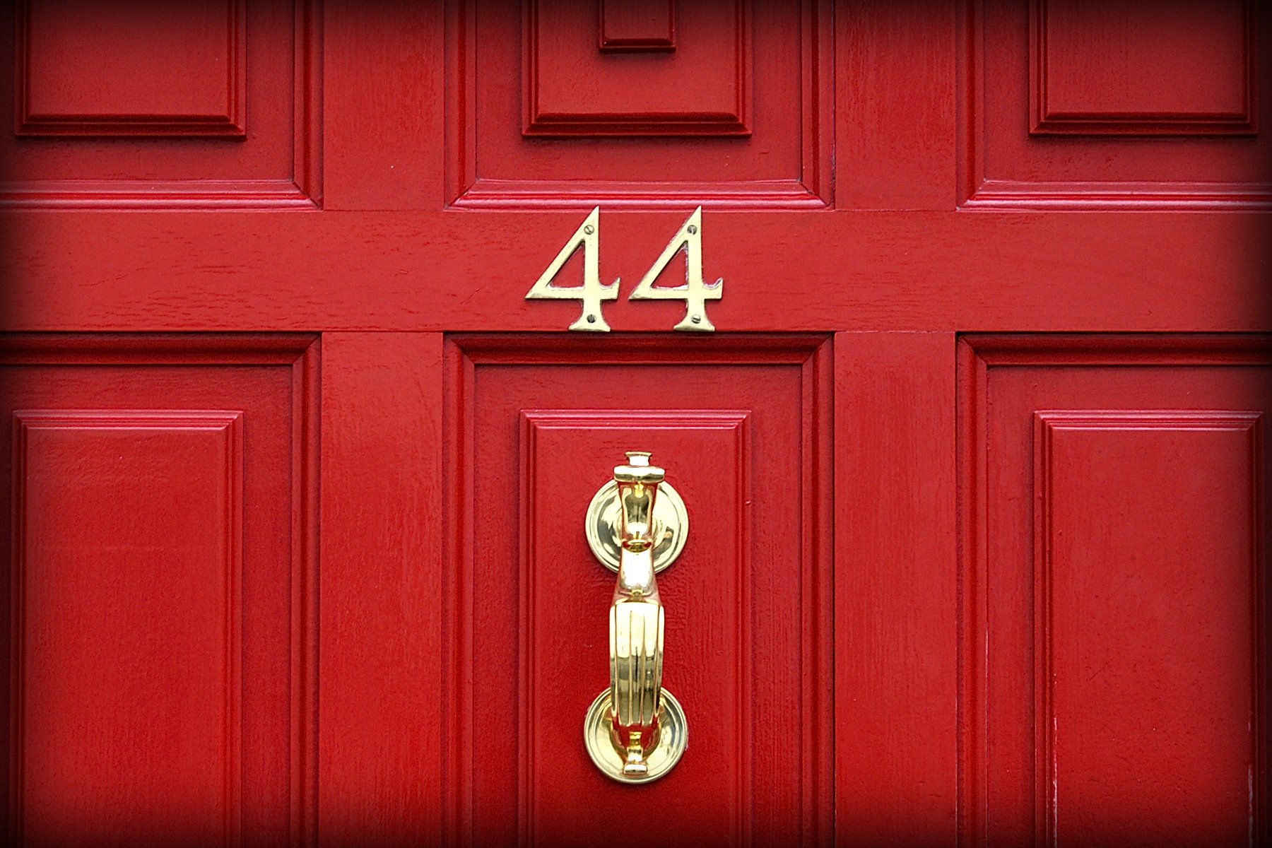 Как открыть красную дверь. Красная дверь. Номер на дверь. Изображение двери. Красная входная дверь.