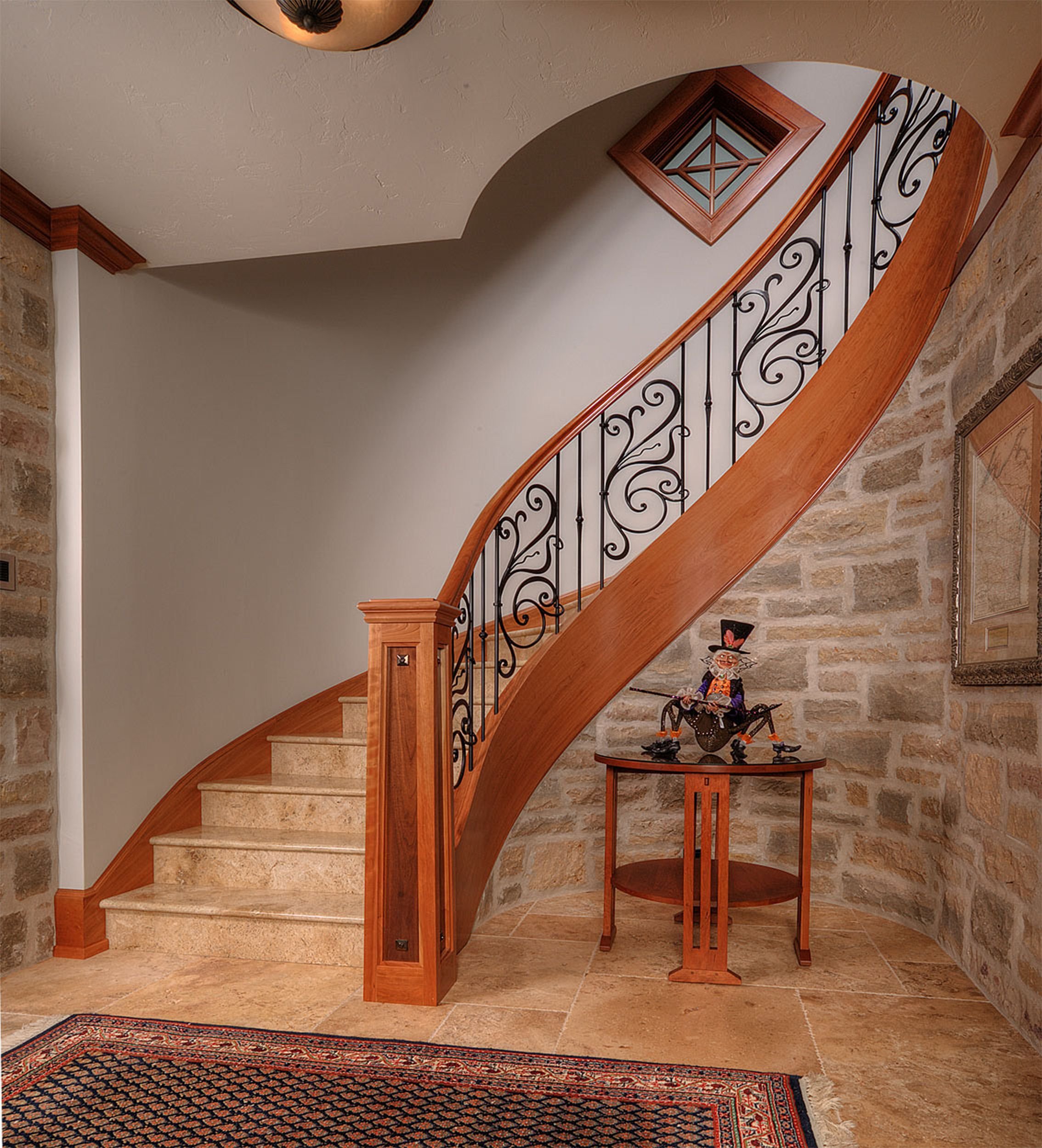Лестница полукругом. Полукруглая лестница. Красивые деревянные лестницы. Красивые лестницы с ковкой. Деревянная лестница с ковкой.