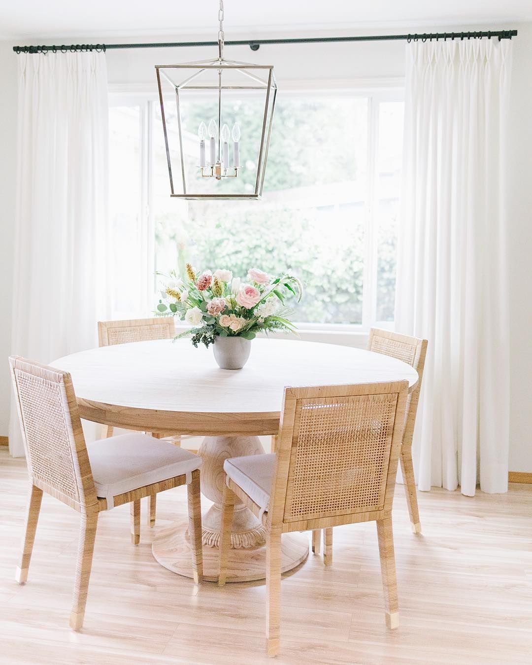 Светлые кухонные столы. Деревянный стол белый круглый икеа. Круглый стол икеа белый. Круглый стол в интерьере. Обеденный стол в интерьере.