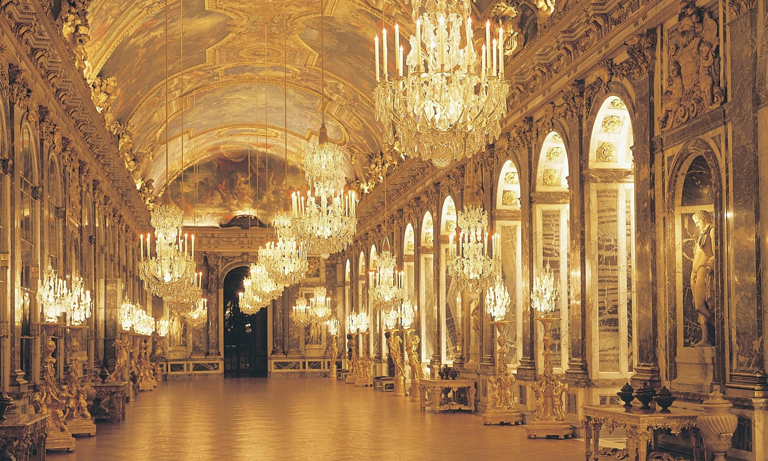 Ночной версаль. Версальский дворец бальный зал. Шато де Версаль, Франция. Дворец Версаль Франция внутри. Королевская часовня Версальского дворца.