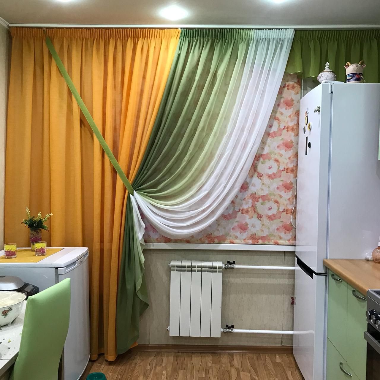 Какой цвет штор на кухню. Занавеска для кухни. Оранжевые занавески на кухню. Оранжевые шторы на кухню. Шторы на кухню оранжевого цвета.