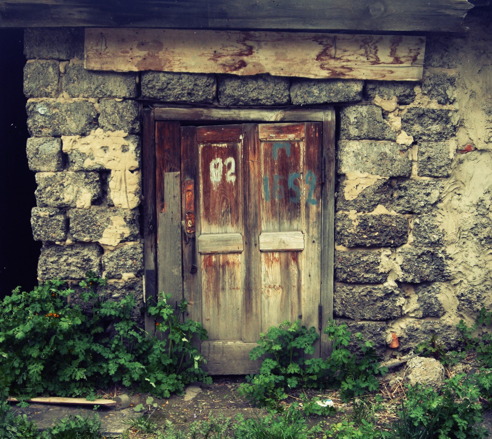 Красивые старые двери. Старая дверь. Старинная дверь. Старинная деревянная дверь. Старые деревянные ворота.