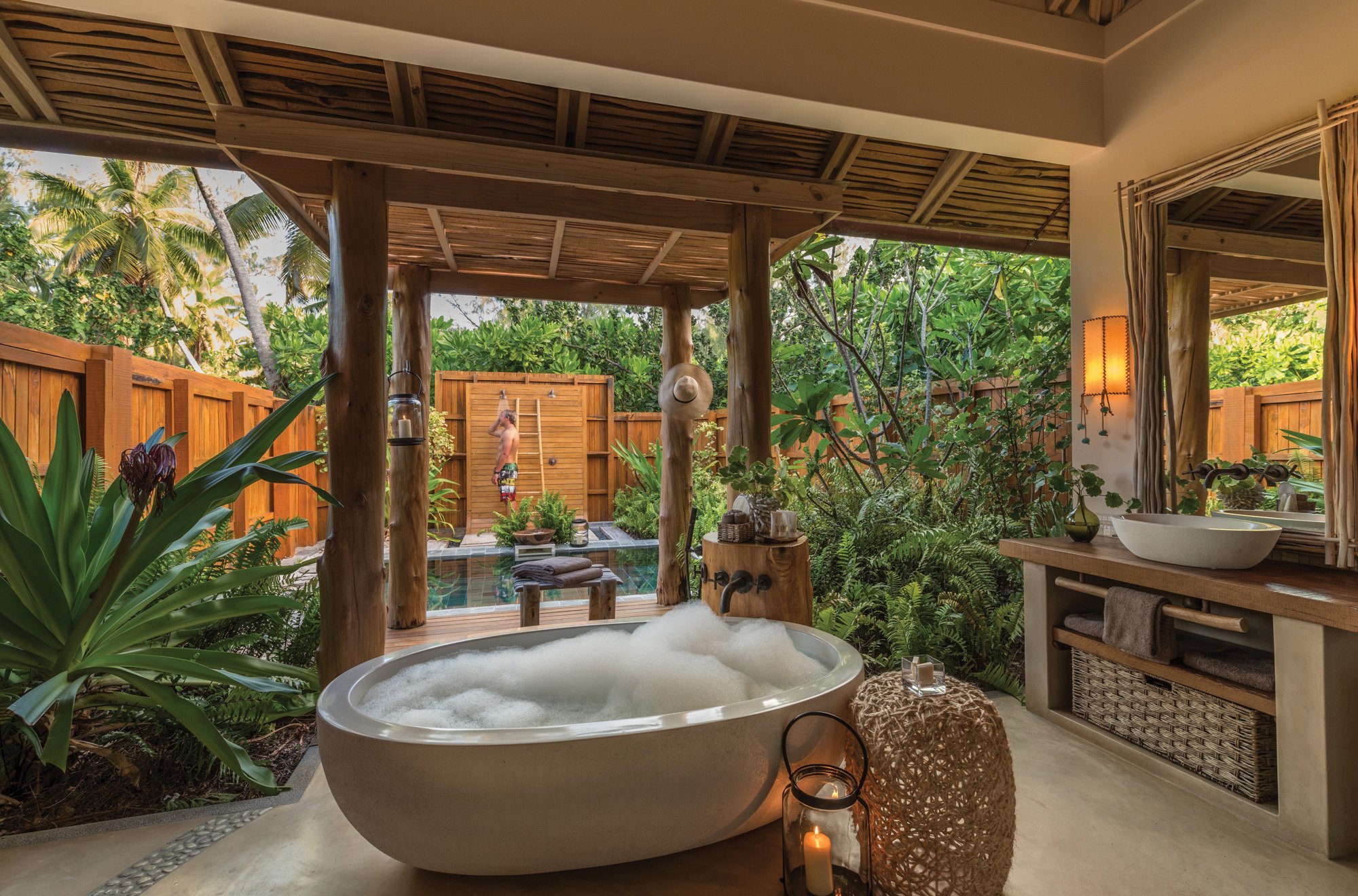 Тропические души. Ванна в тропическом стиле. Ванная комната в балийском стиле. Ванная комната в тропическом стиле. Ванна в стиле тропиков.