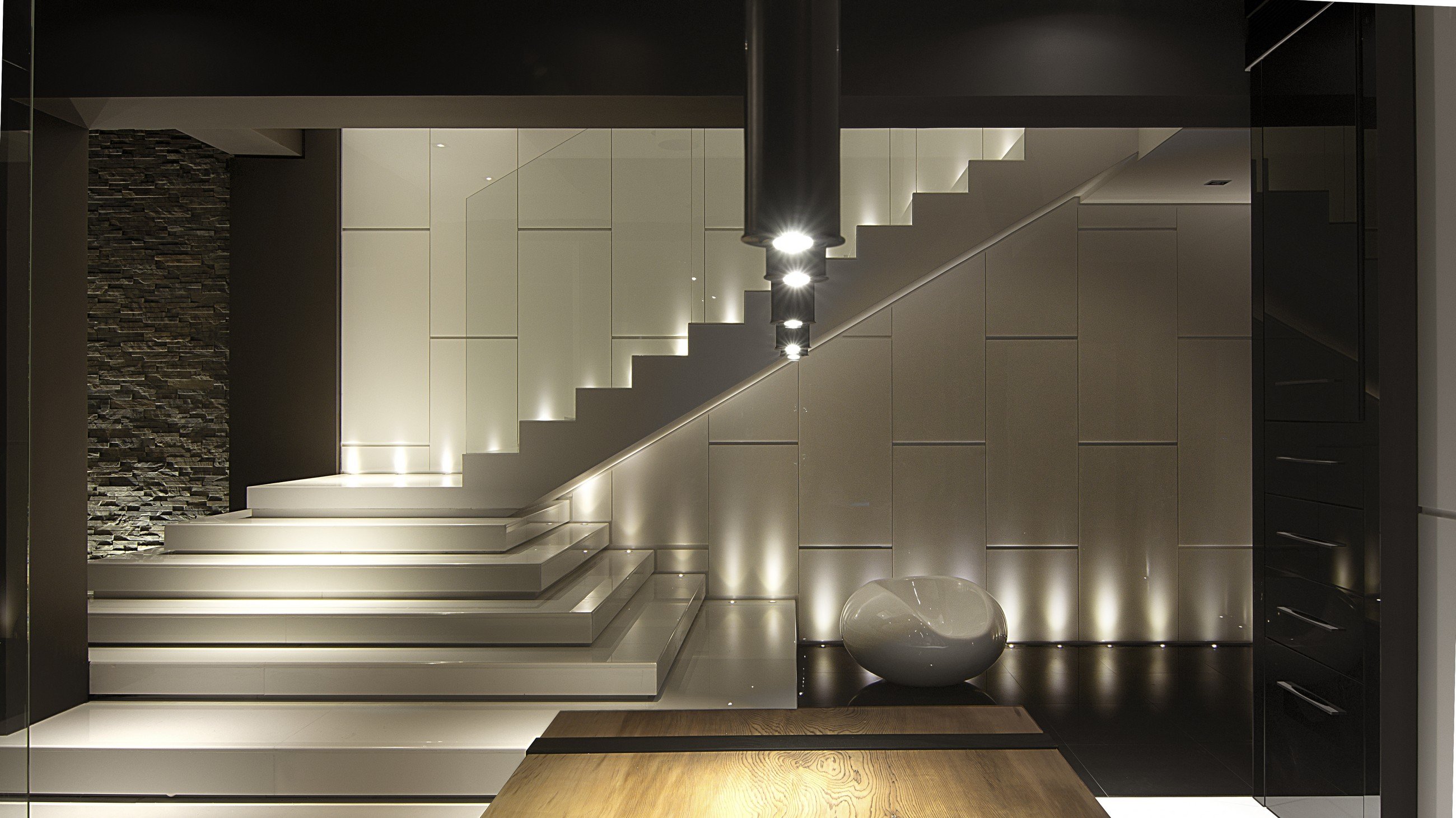 Освещенного снизу. Современные лестницы. Современная лестница в доме. Подсветка лестницы. Современные лестницы с подсветкой.