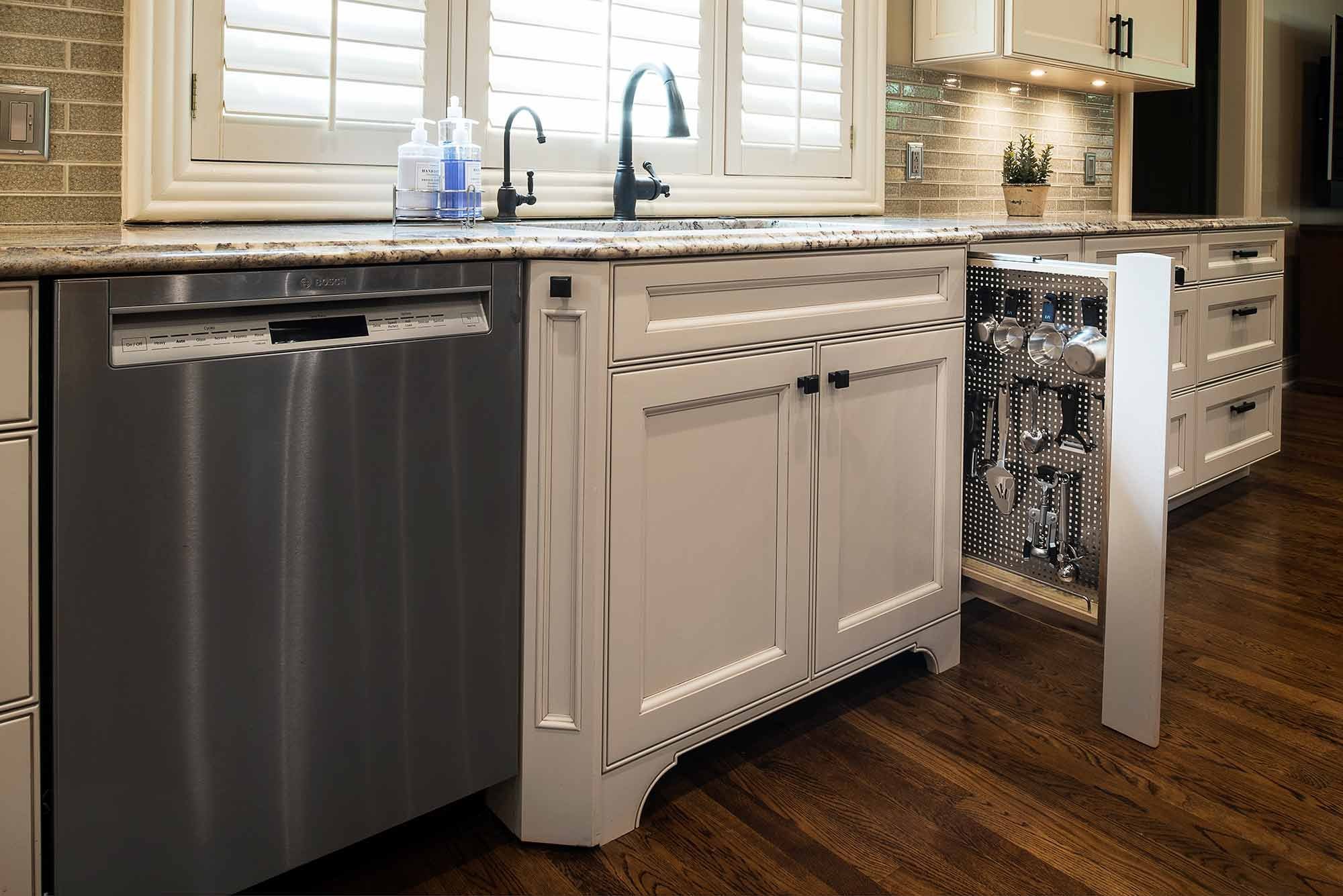 Как встроить посудомоечную машину в готовую. Посудомоечная машина de Luxe DWB-k45-w. Встраиваемая посудомойка в кухне. Встроенная посудомойка на кухне. Встроенная посудомоечная машина в интерьере кухни.