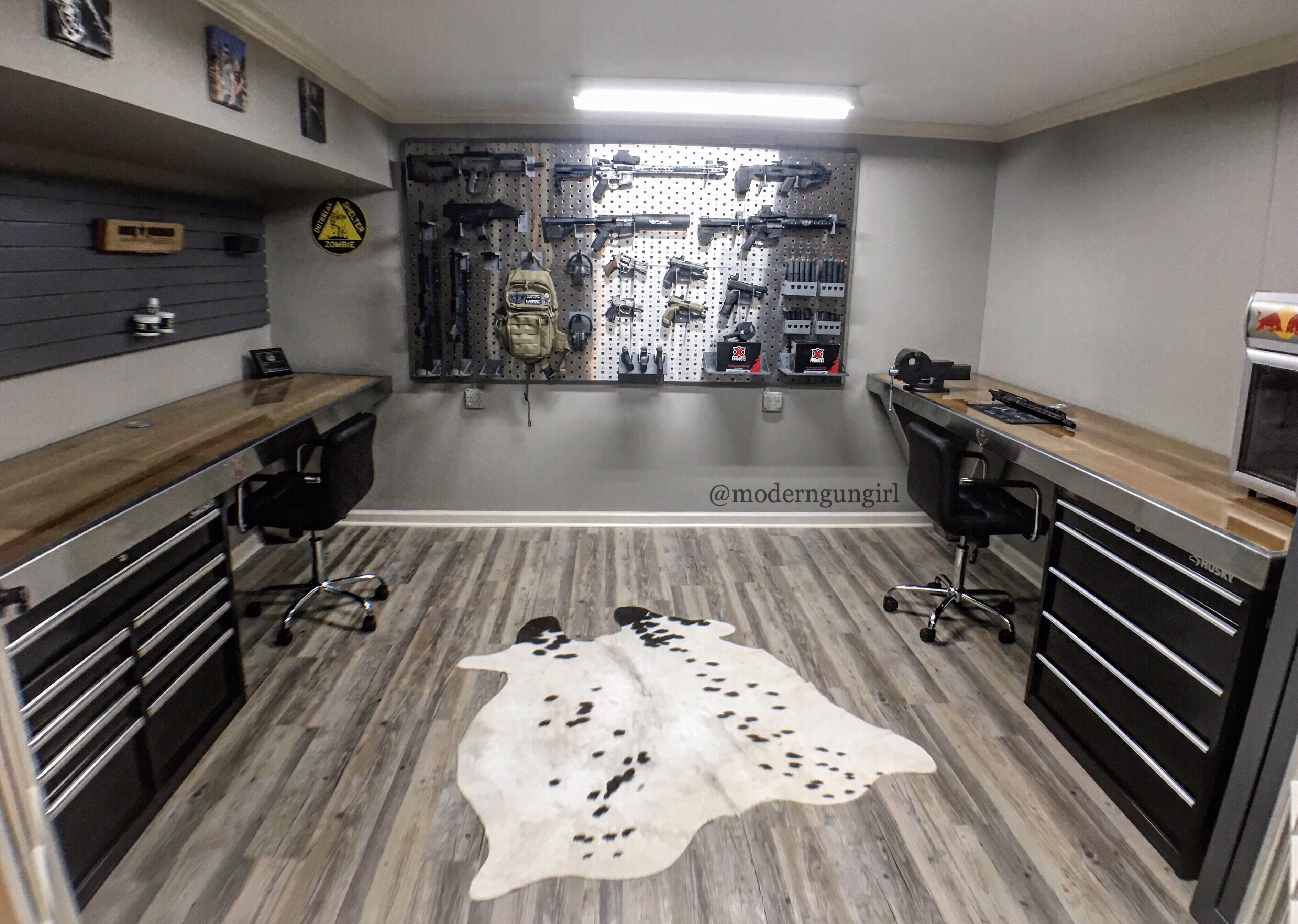 Тир столы. Комната в гаражном стиле. Комната в стиле мужской берлоги. Оружейная комната. Комната с оружием.