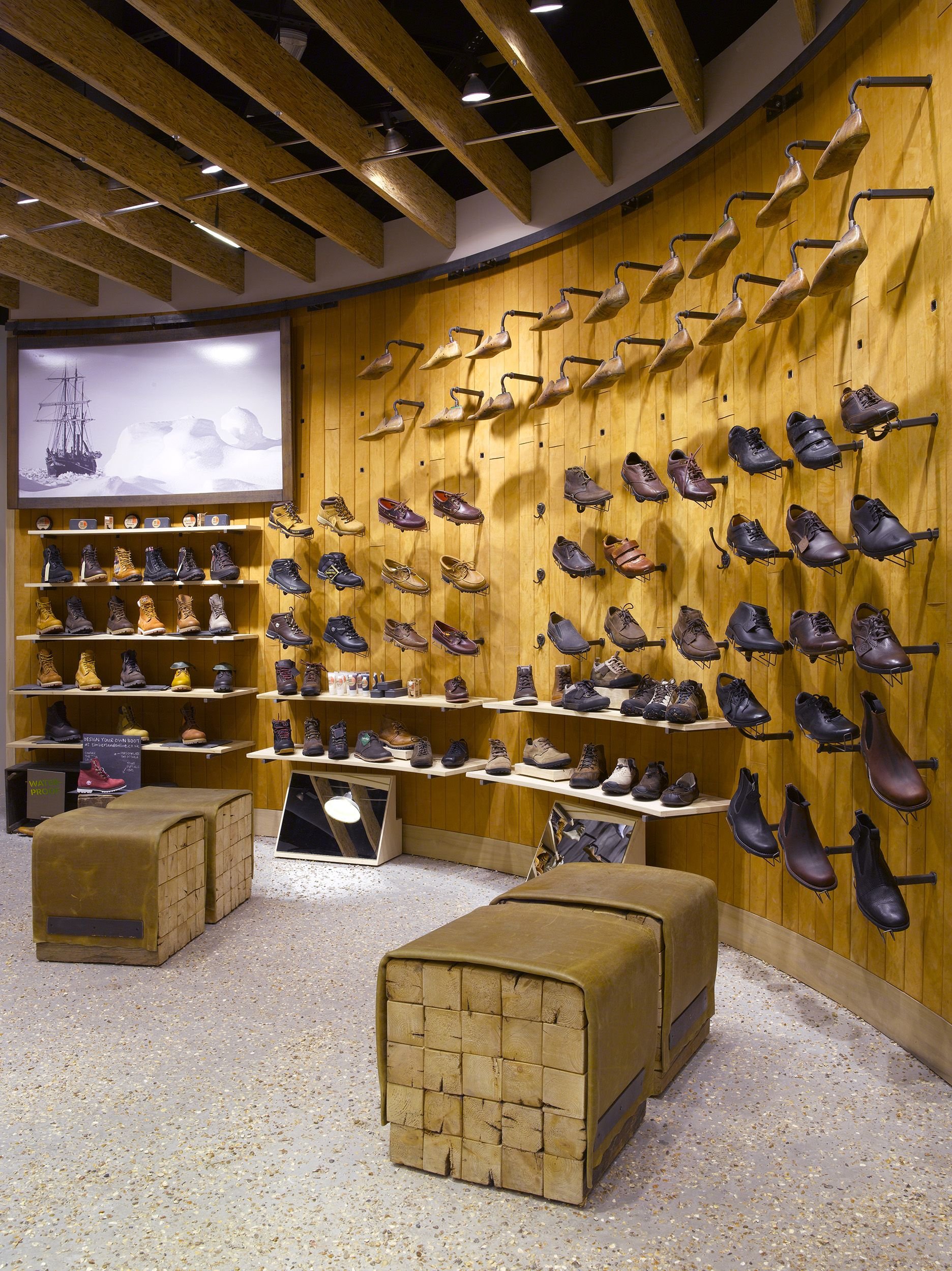 Магазин обуви shop. Timberland Butik. Интерьер магазина обуви. Интерьер обувного бутика. Мебель для магазина обуви.