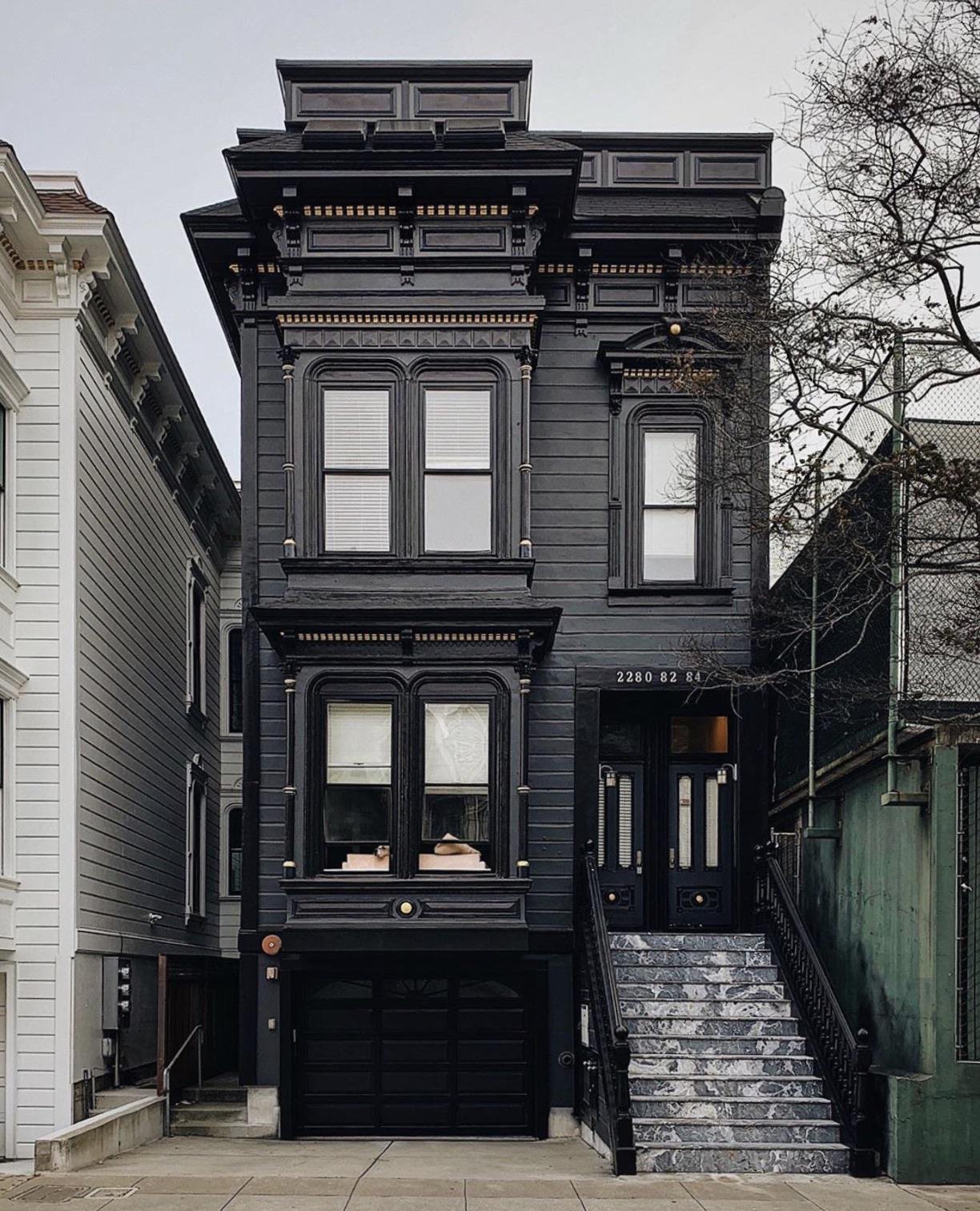 Красивый черный дом. Дом в викторианском стиле Сан-Франциско. Викторианские особняки Сан Франциско. Викторианская Готика особняки Англия. Викторианские домики Сан Франциско.