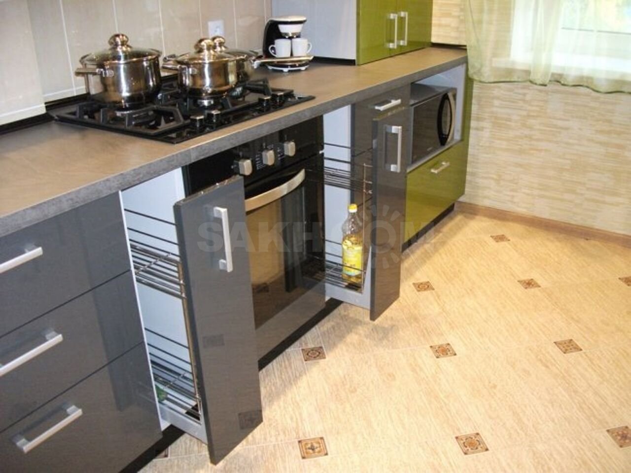 Кухонный гарнитур со встроенной плитой