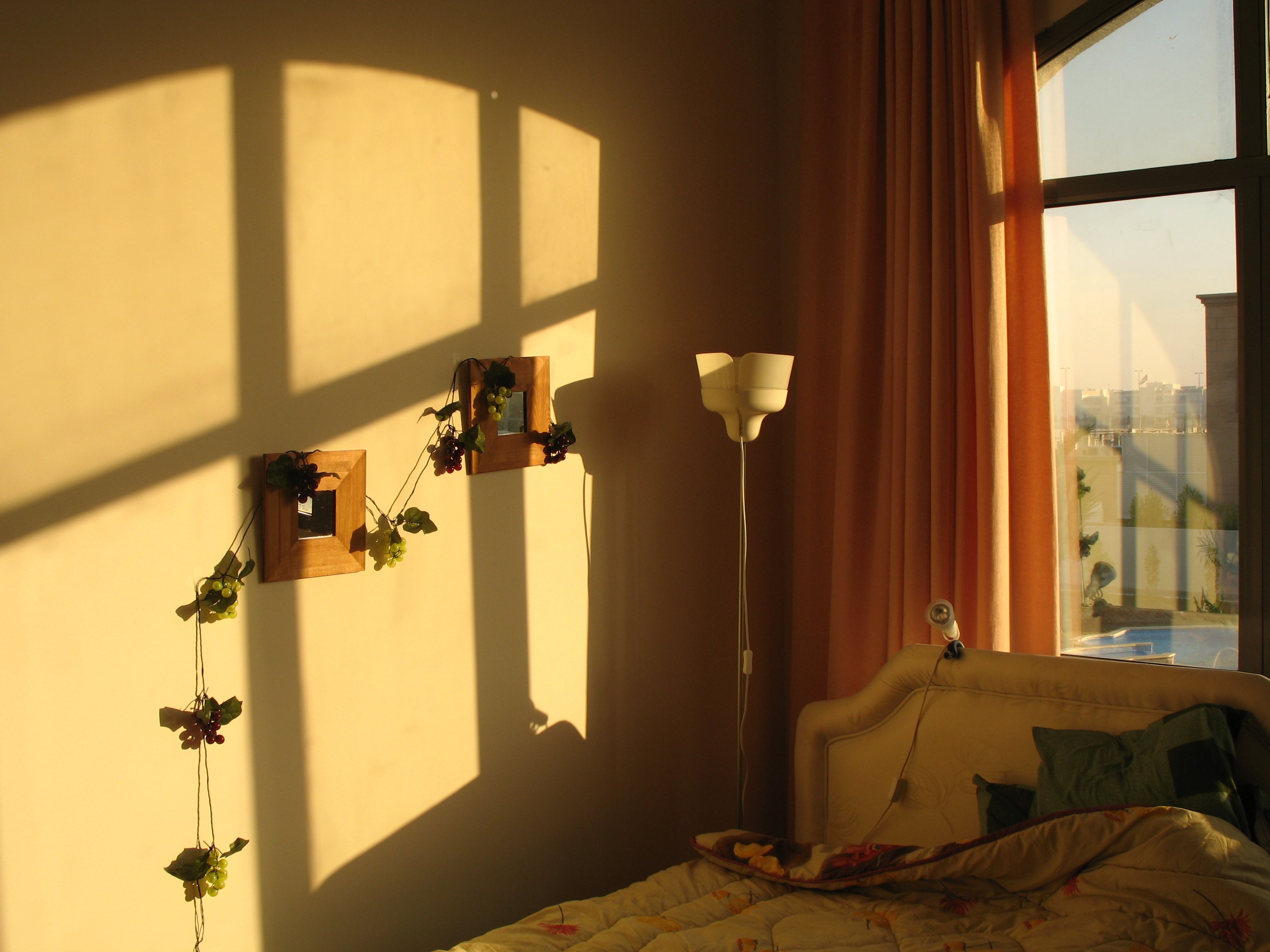 Одна комната солнечный свет ангел дата выхода. Солнечный свет в комнате. Утреннее освещение в комнате. Солнце в комнате. Солнечное утро в комнате.