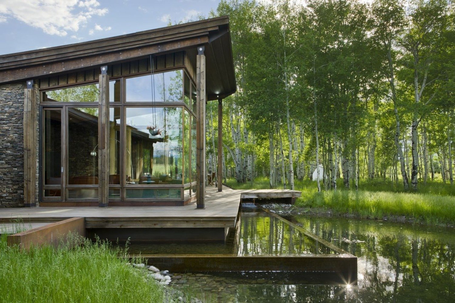 Красивые дома на воде. Дом с панорамными окнами в лесу у озера. Дом с видом на озеро. Домик в лесу у озера. Домик на воде.