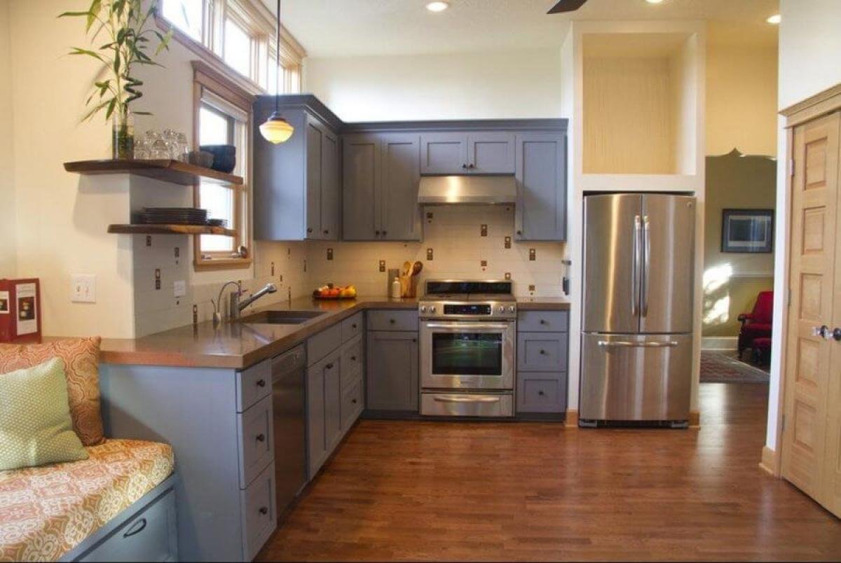 Какая кухня лучше и практичнее. Холодильник на кухне. Расположение кухни. Расстановка мебели на кухне. Расположение мебели на кухне.