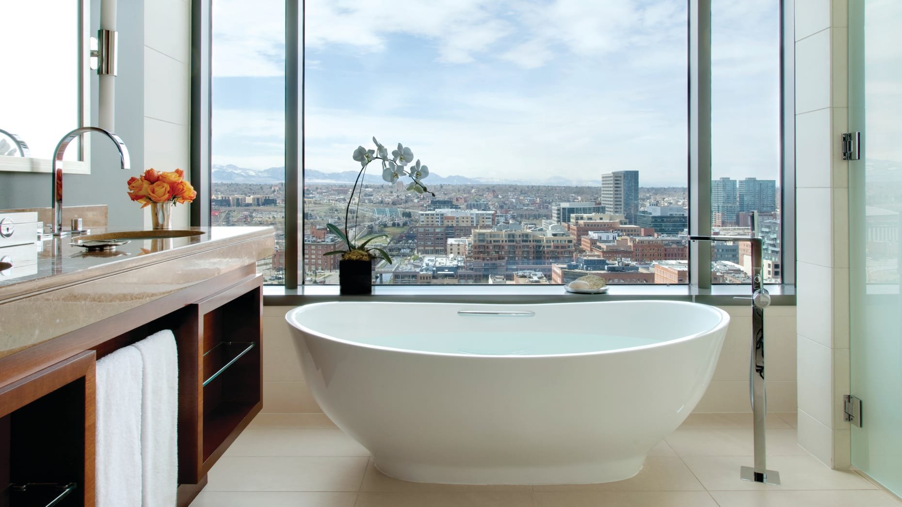 Ванна с большим окном. Гостиница в Москва Сити с панорамным видом и джакузи. Ванная с панорамным окном. Ванные комнаты с панорамными окнами. Ванная комната с панорамным окном.