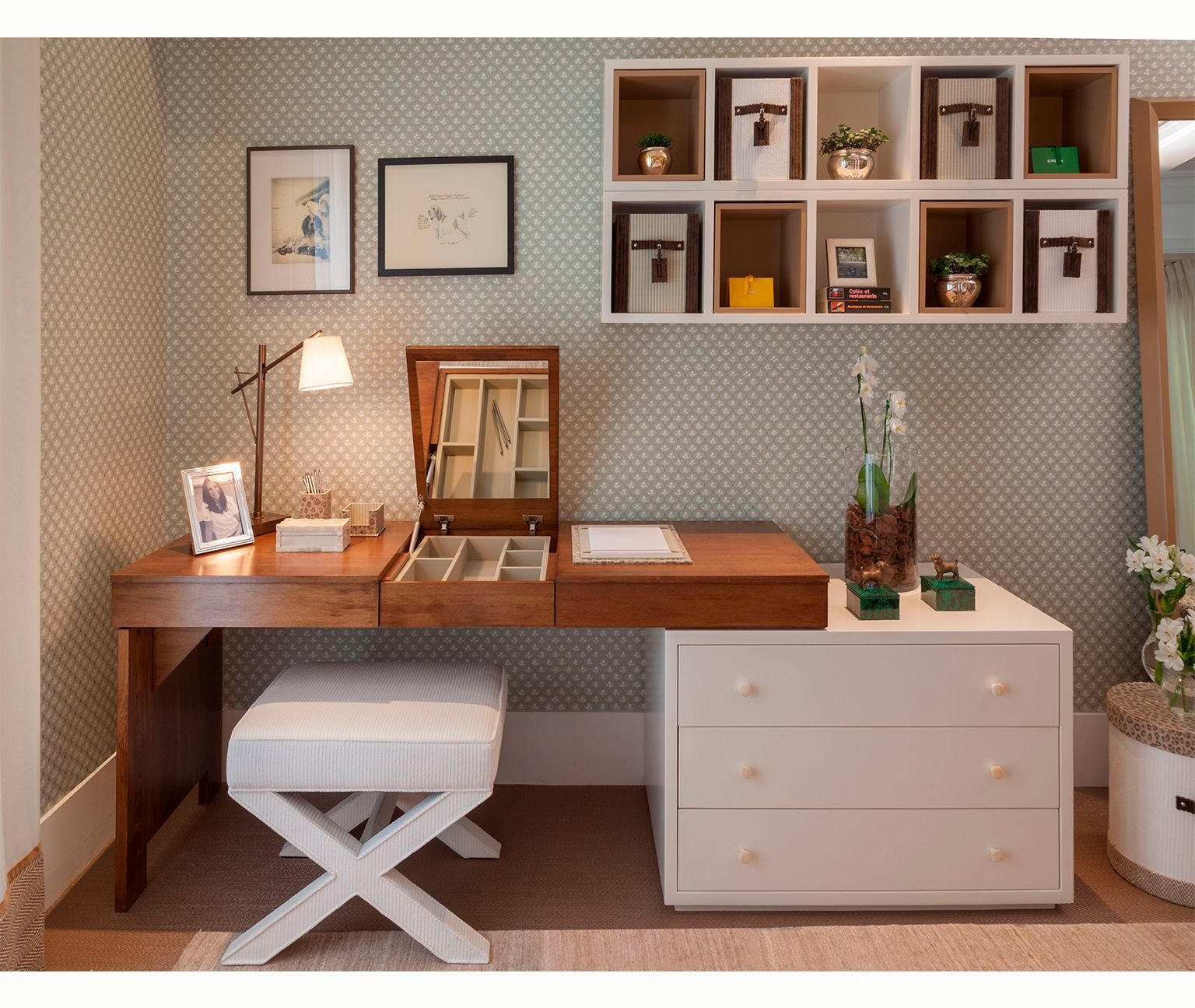 Письменный стол в спальне. Туалетный столик с рабочим местом. Комод с рабочим местом. Письменный стол в спальне интерьер. Туалетный столик со стеллажом.