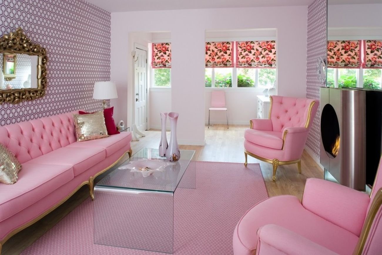 Комната в розовых тонах. Розовый цвет в интерьере. Розовые стены в интерьере. Розовый диван в интерьере. Розовая гостиная.