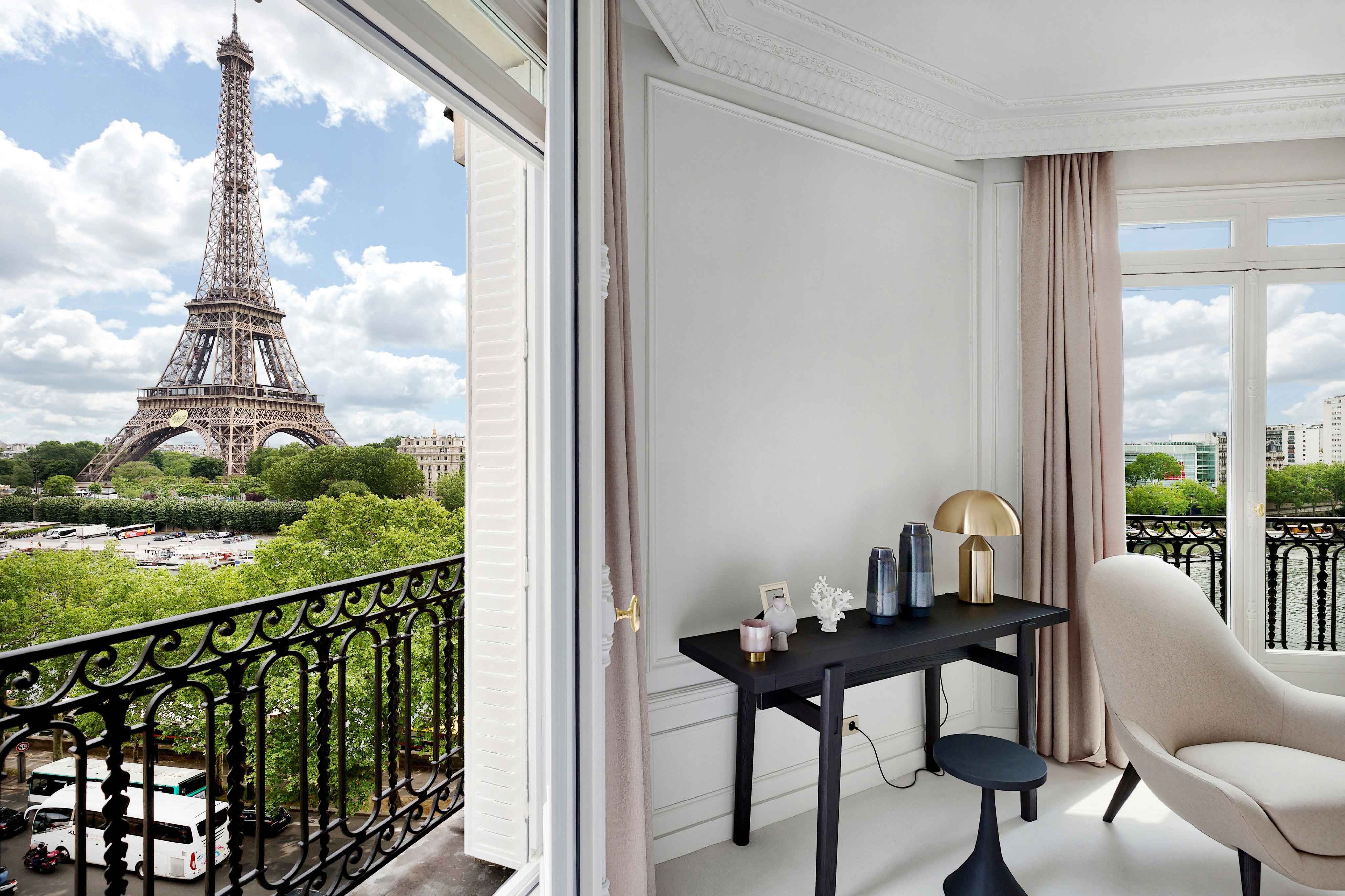 Вид на париж с эйфелевой башни. Париж вид с балкона на Эйфелеву башню. Париж вид с Эльфиевой башни. Париж балкон Эйфель. Квартира в Париже с видом на эльфивую башню.