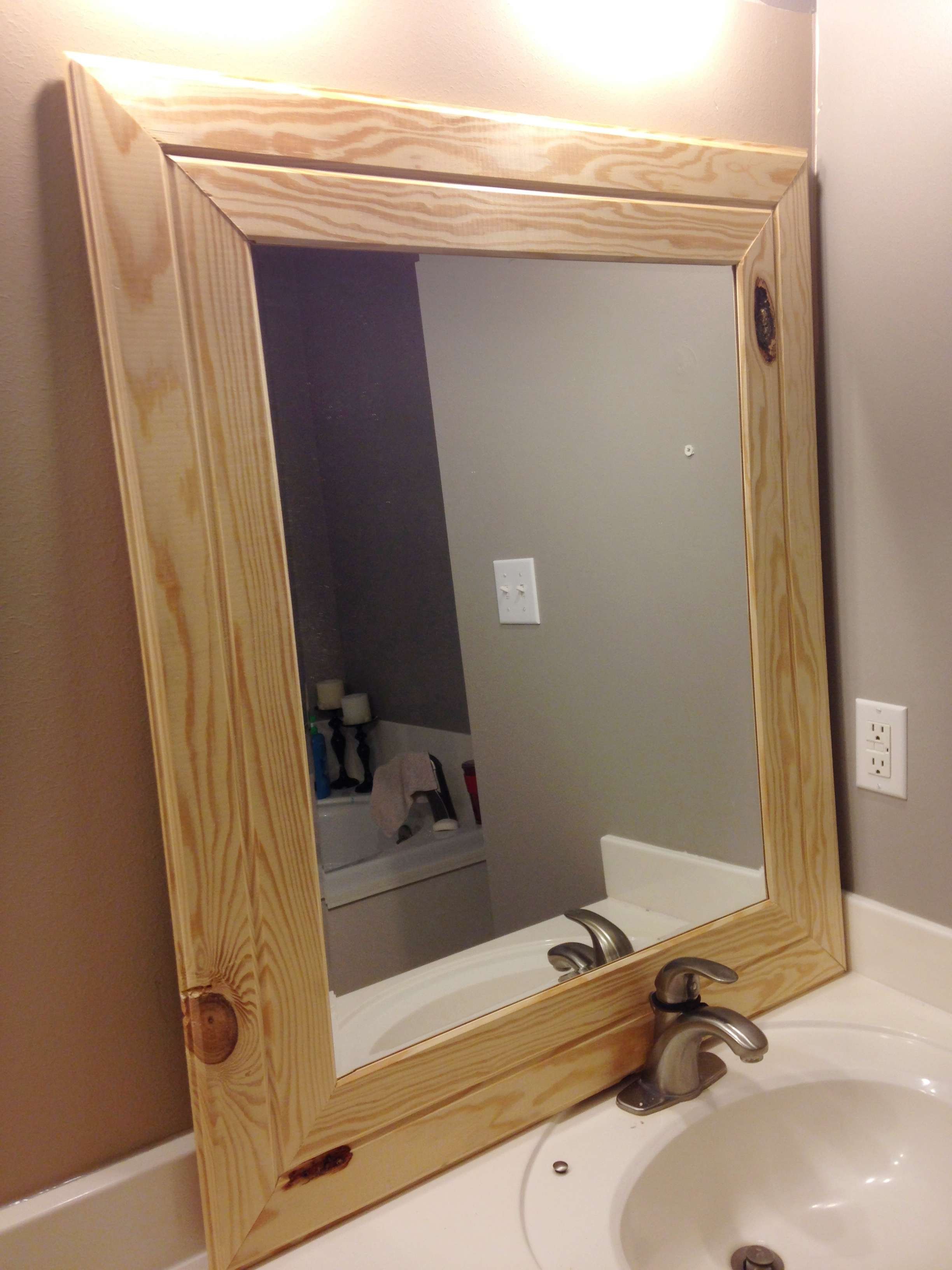 Зеркало в рамке в ванной. Оригинальные рамы для зеркала. Зеркало с деревянной рамой. Зеркало в рамке в ванную. Зеркало в ванную в деревянной раме.