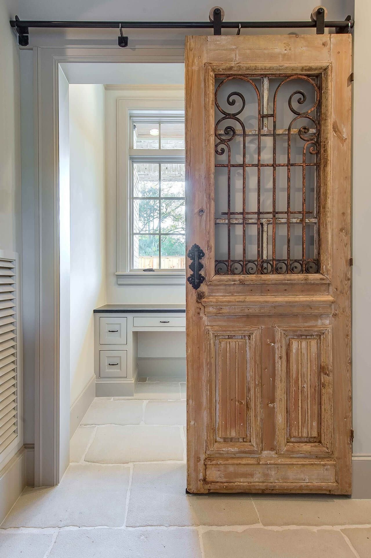 Retro doors. Старая деревянная дверь. Старые двери в интерьере. Старинные двери в интерьере. Старая дверь винтрьере.