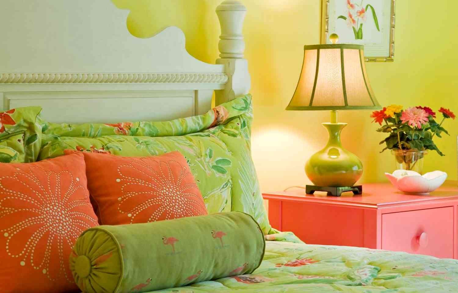 Желто розовый дизайн. Сочетание фисташкового цвета в интерьере. Спальня в фисташковом цвете. Фисташковый цвет в интерьере. Сочетание зеленого и кораллового в интерьере.