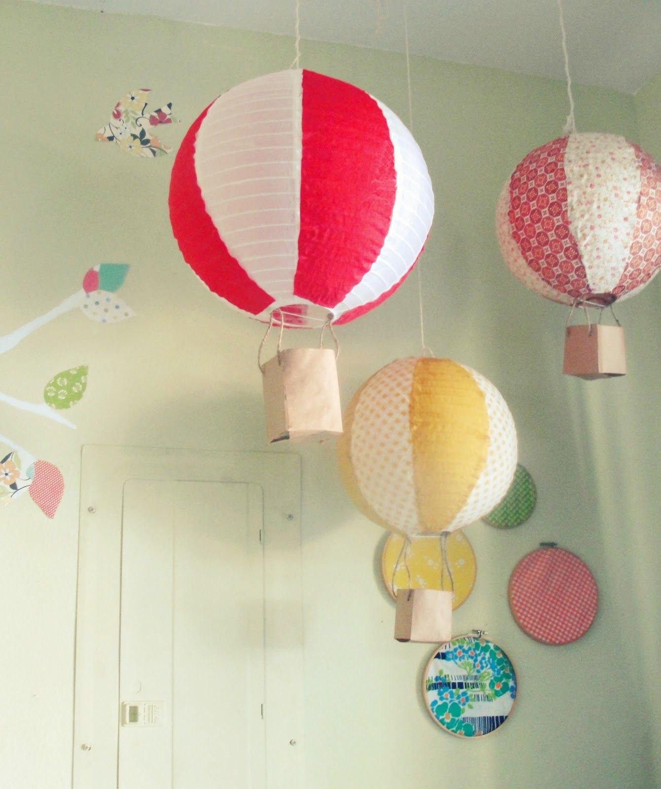 Мастер класс воздушный шар. Бумажные украшения для комнаты. Поделка воздушный шар с корзиной. Поделка из бумаги воздушный шар с корзиной. Воздушный шар декорация.