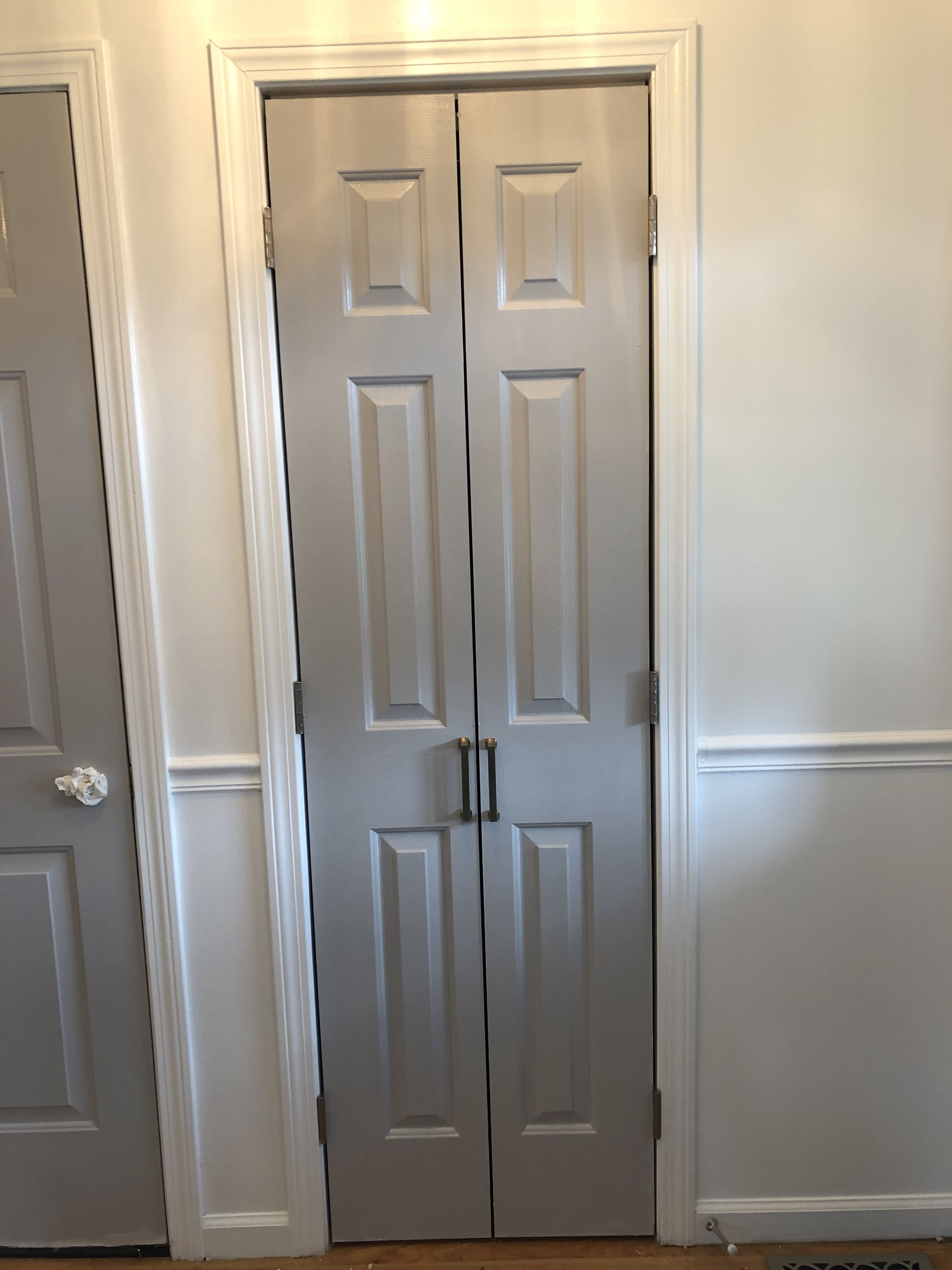 Двухстворчатая дверь шкафа