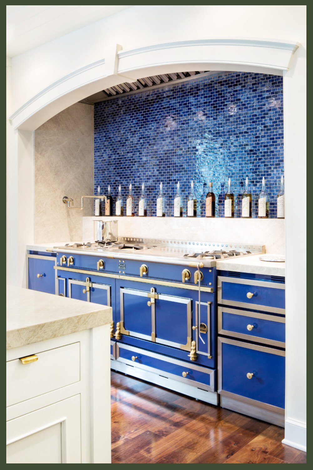 Белая кухня синяя столешница. Синие кухни. Синяя пкбзня с мраморной столешницей. Кухня с синим фартуком. Кухня в средиземноморском стиле.