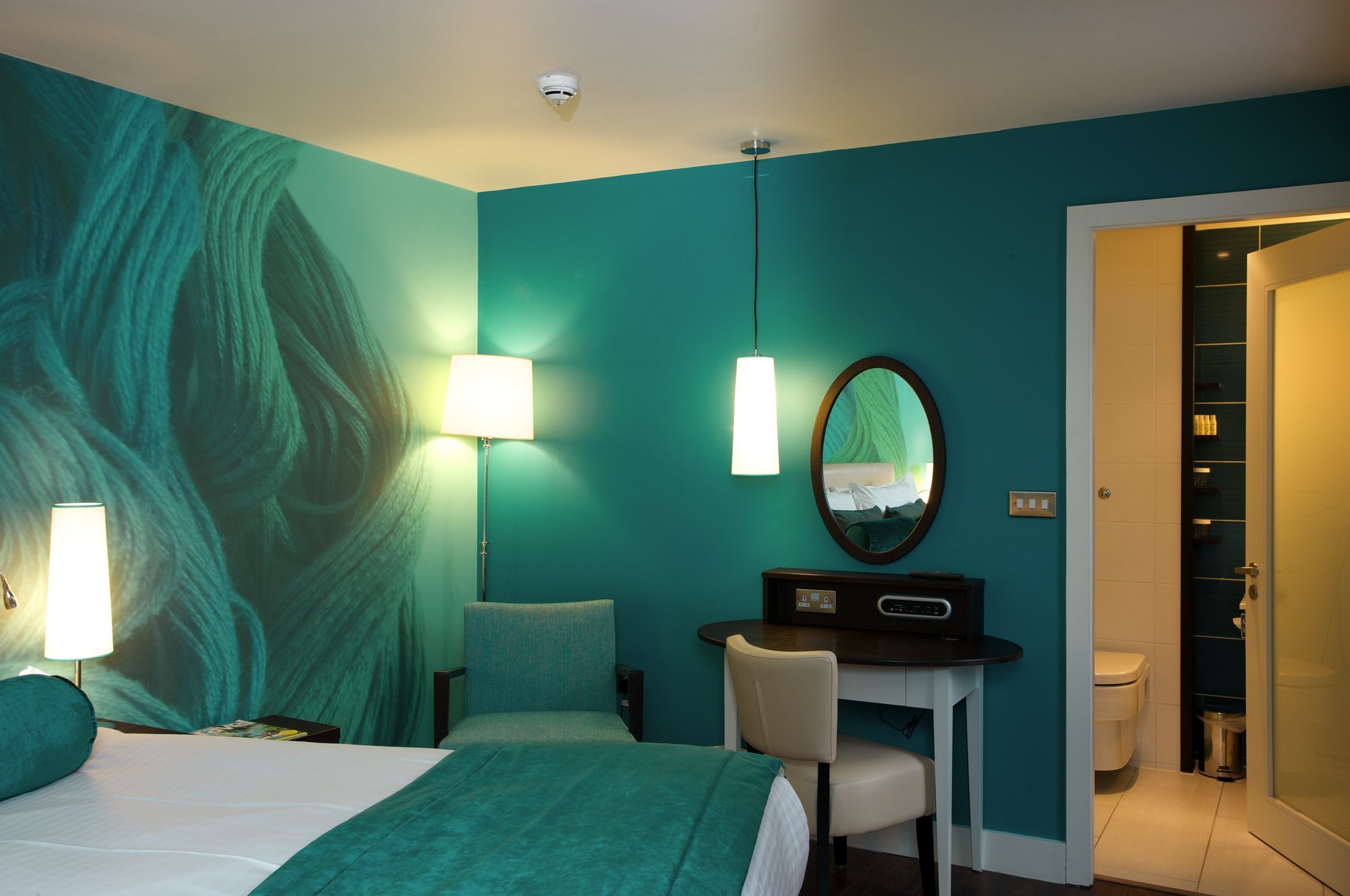 Красиво покрасить комнату. Интерьер в бирюзовых тонах. Спальня цвета морской волны. Зеленые обои в спальне. Бирюзовый цвет в интерьере.