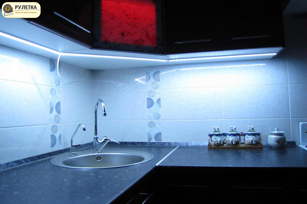 Кухня без подсветки. Подсветка для кухни. Светодиодная лента на кухню. Светодиодная подсветка для кухни. Диодная подсветка на кухне.