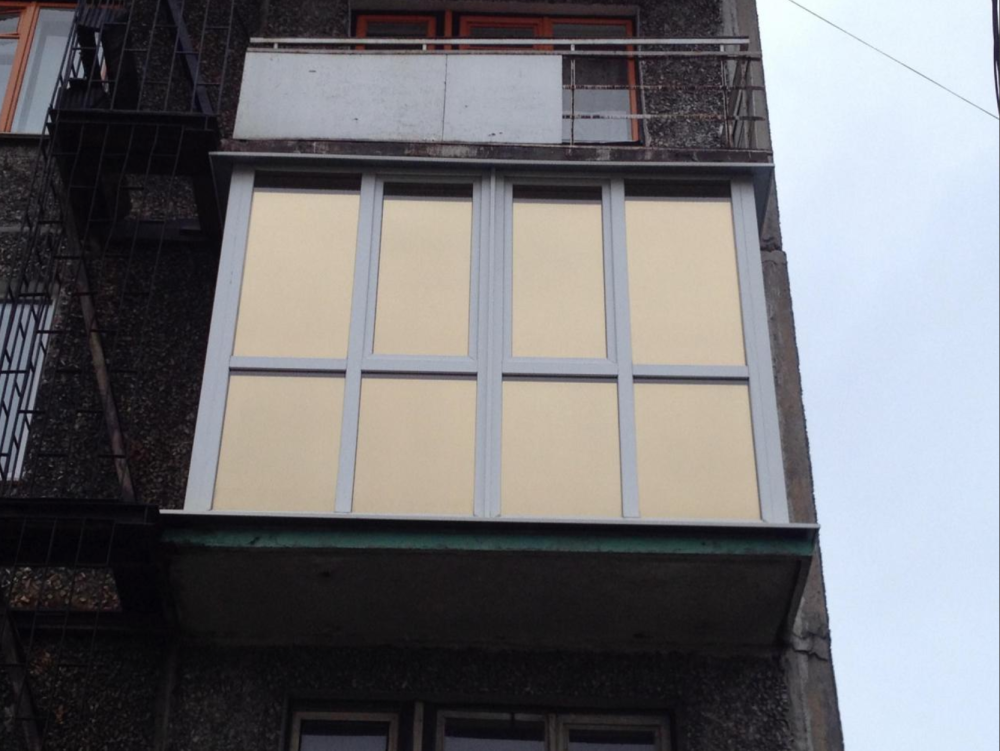 Зеркальная тонировка балкона. Зеркальная тонировка для пластиковых балконов. Тонировка балкона услуги. Плотная зеркальная тонировка для балкона.