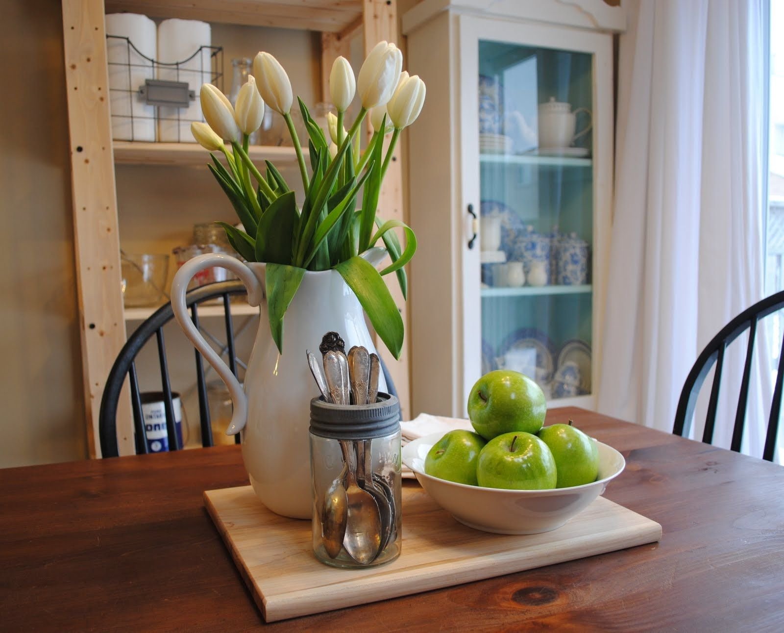 Тюльпаны в интерьере. Тюльпаны Villeroy Boch. Тюльпаны в интерьере кухни. Цветы на кухонном столе. Искусственные цветы в интерьере кухни.