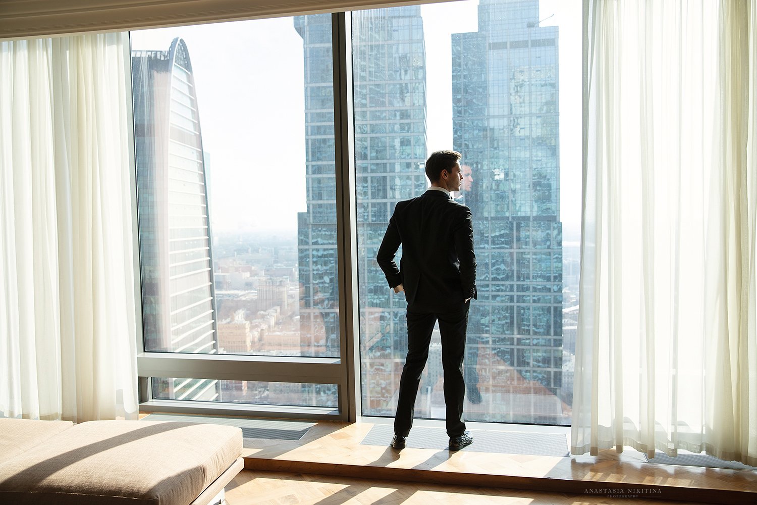 Муж без квартиры. Бизнесмен Москоу Сити. Фотосессия с панорамными окнами. Человек возле окна. Человек у панорамного окна.