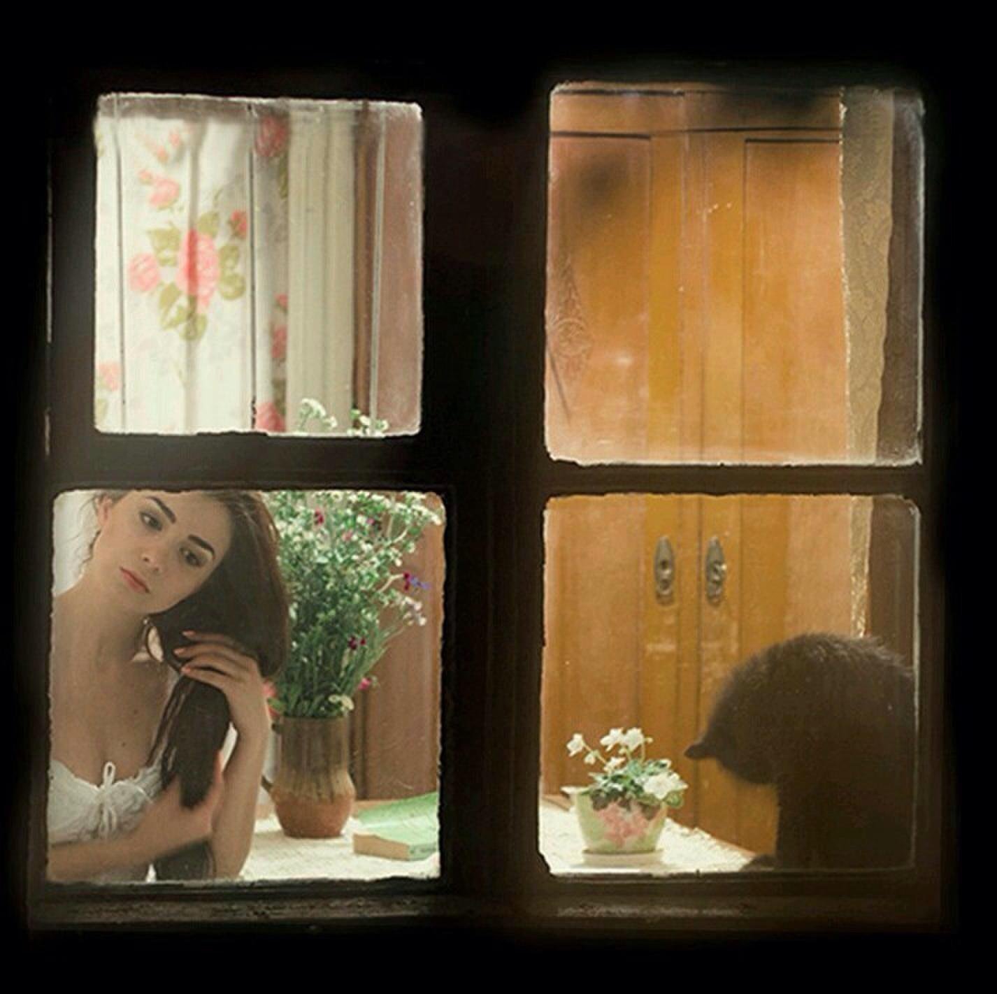Наблюдать через окно. Заглядывает в окно. Заглядывать в чужие окна. Загляни в окно. Женщина заглядывает в окно.