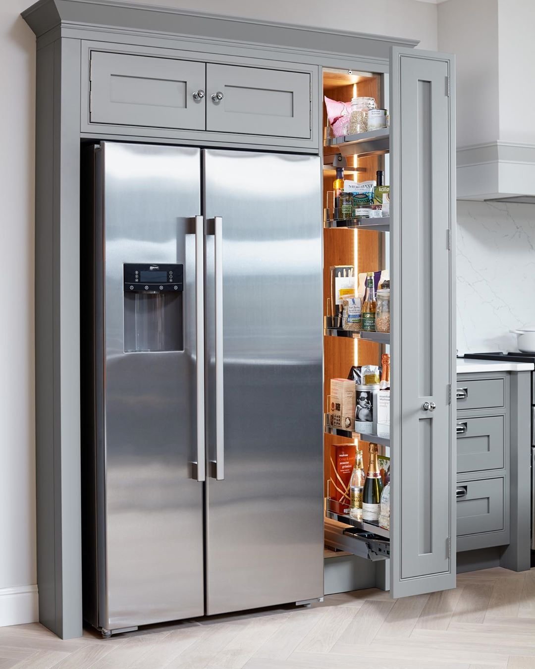 Холодильник встроенный в кухню