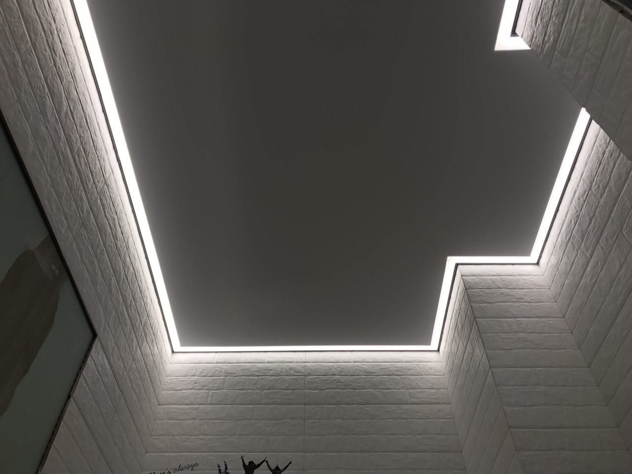Контурная подсветка натяжного. Парящие потолки. Контурная подсветка натяжного потолка. Потолок с подсветкой. Парящий потолок с подсветкой.