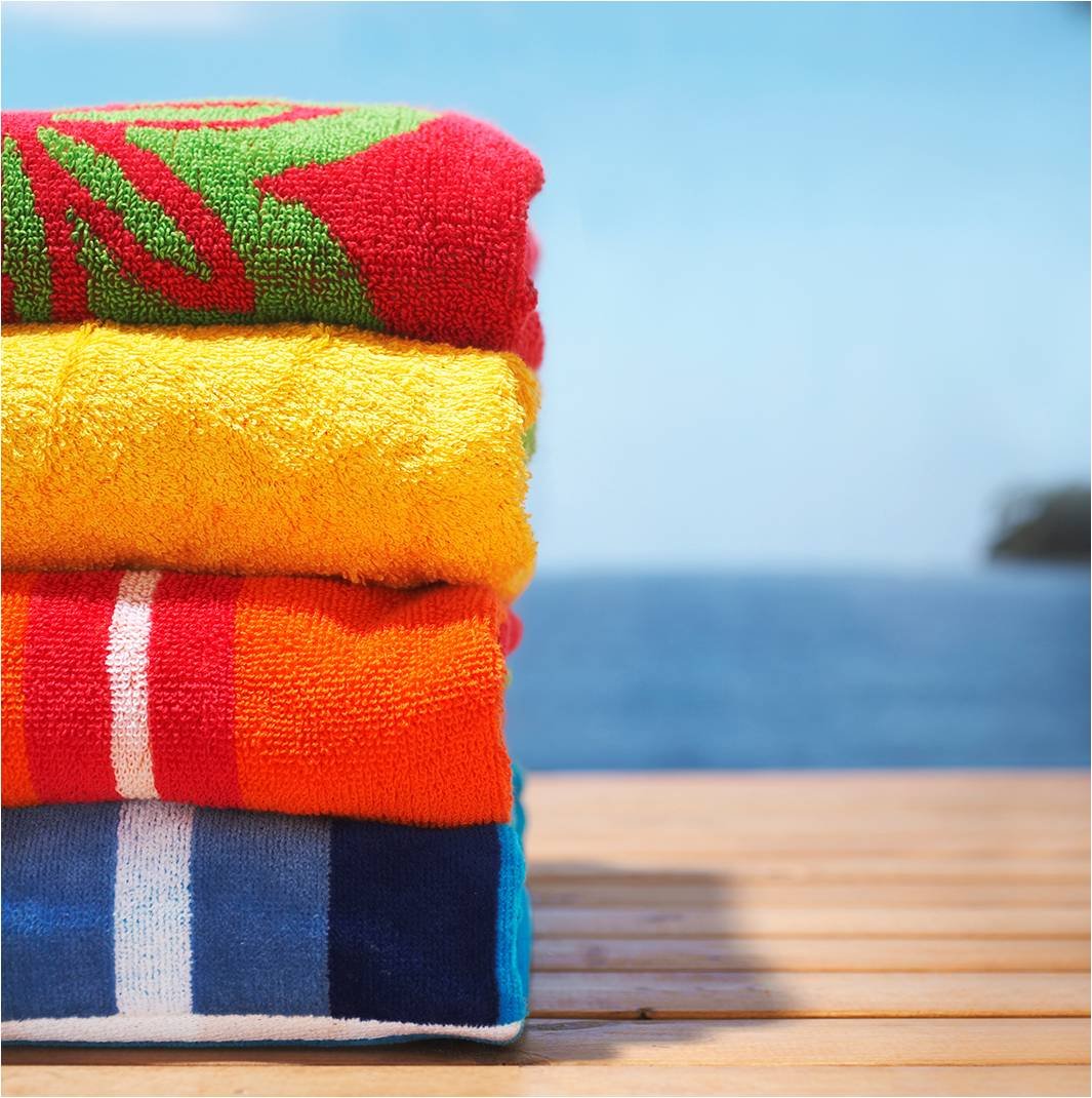Пляжное полотенце. Пляжные махровые полотенца. Полотенце на пляже. Полотенце пляжное однотонное. Яркие полотенца