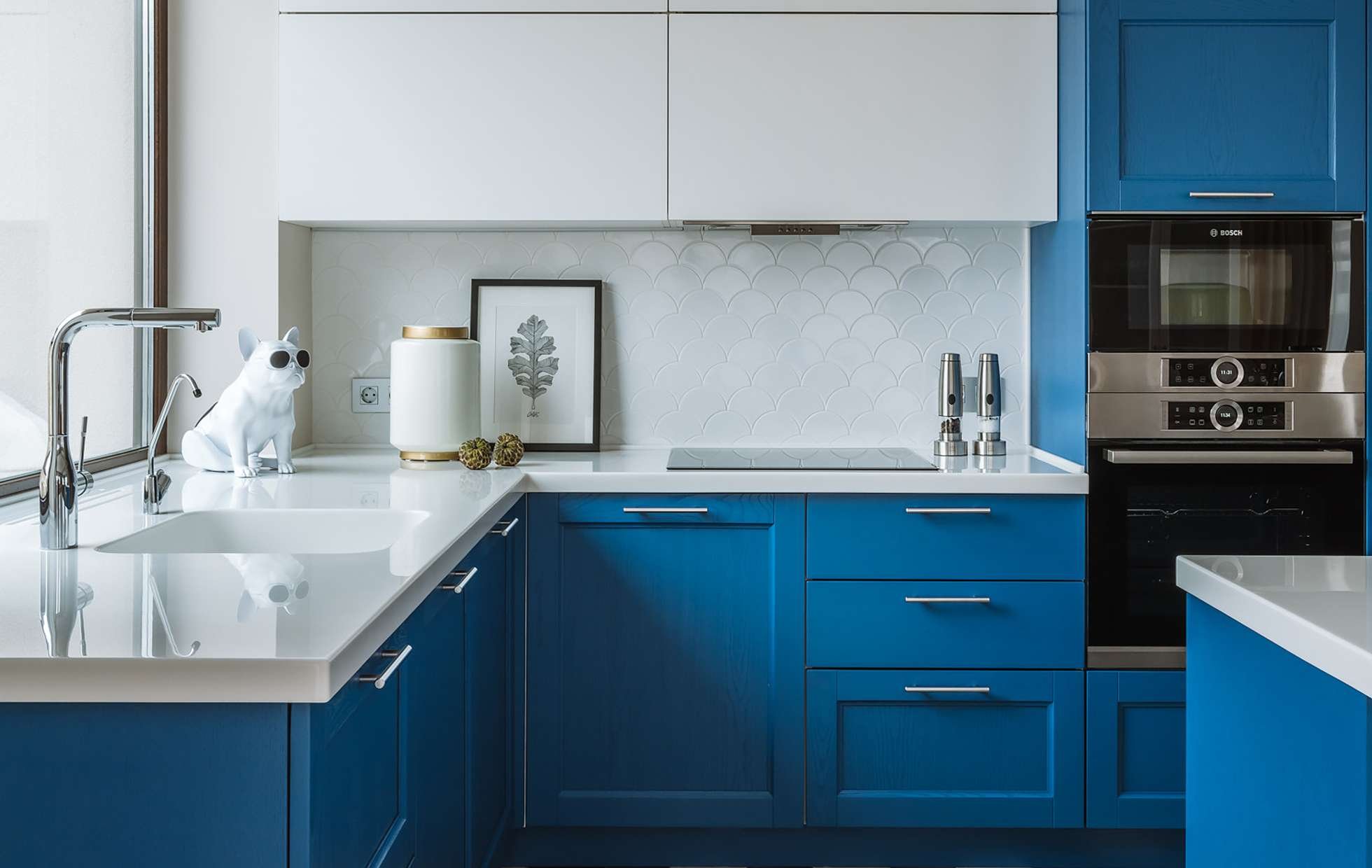 Белая кухня синяя столешница. Синий кухонный гарнитур. Бело синяя кухня. Кухня белый верх голубой низ. Кухня синий низ белый верх.