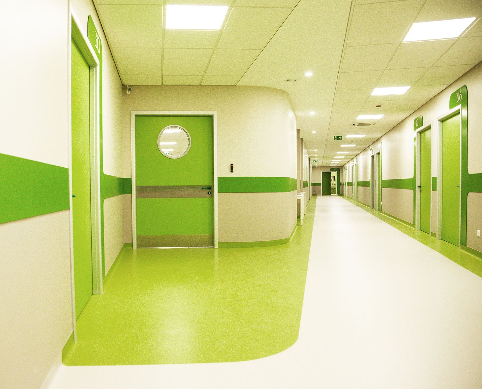 Медцентр больничный. Интерьер больницы. Интерьер поликлиники. Зеленые стены в больнице. Стена в больнице.